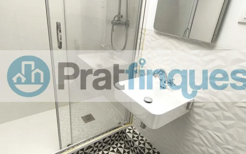 Ubicado en una de las zonas más dinámicas y emblemáticas de la Barcelona emprendedora, presentamos este despacho de&nbsp;44 m² totalmente reformado&nbsp;con un estándar de alta calidad. Situado en una finca singular con ascensor, el espacio combina la esencia arquitectónica del Eixample con una funcionalidad técnica impecable. Distribución y Diseño: La propiedad se divide en una elegante zona de recepción y un área office polivalente, que dan paso a&nbsp;dos despachos independientes. La privacidad está garantizada: uno de ellos cuenta con baño completo (plato de ducha de resina antideslizante),mientras que el segundo dispone de un práctico aseo de cortesía. Especificaciones Técnicas: Confort:&nbsp;Climatización mediante Split (A/A) y calefacción por radiadores cerámicos de bajo consumo. Acabados:&nbsp;Suelos de tarima flotante laminada y revestimientos a estrenar. Tecnología:&nbsp;Instalación eléctrica bajo normativa y sistema de redes ITC de alta conectividad, listo para operativa inmediata. Versatilidad y Ubicación: Un espacio idóneo para firmas de abogacía, consultorías, ingeniería o centros médicos especializados. Gracias a su configuración, permite también una transición hacia un&nbsp;concepto diáfano&nbsp;(estilo&nbsp;open space&nbsp;o&nbsp;call center). Rodeado de una red inmejorable de servicios y transporte público, este despacho es la sede perfecta para proyectar una imagen de éxito y profesionalidad. &nbsp; Desde Pratfinques, te realizamos todos los trámites de la compraventa y a la obtención de la financiación hipotecaria, liquidación de los impuestos y, inscripción registral. -&nbsp;&nbsp;&nbsp;&nbsp;&nbsp;&nbsp;&nbsp;&nbsp;&nbsp;&nbsp;&nbsp;&nbsp;&nbsp; El precio de venta del inmueble, no incluye impuestos ni tasas. (ITP y AJD) -&nbsp;&nbsp;&nbsp;&nbsp;&nbsp;&nbsp;&nbsp;&nbsp;&nbsp;&nbsp;&nbsp;&nbsp;&nbsp; La plusvalía (Impuesto sobre el Incremento de Valor de los Terrenos Urbanos) es a cargo del vendedor. -&nbsp;&nbsp;&nbsp;&nbsp;&nbsp;&nbsp;&nbsp;&nbsp;&nbsp;&nbsp;&nbsp;&nbsp;&nbsp; En Pratfinques, NO COBRAMOS LOS HONORARIOS AL COMPRADOR, están incluidos en el precio de venta publicado.