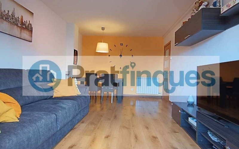 ¡Descubre tu nuevo hogar en El Prat! Te presentamos este espectacular piso de obra seminueva (2013),completamente exterior y lleno de luz natural. Con una superficie útil de 84 m² y 97 m² construidos, este inmueble ofrece un espacio ideal para disfrutar de la comodidad y el estilo. La vivienda cuenta con 3 habitaciones, incluyendo una elegante suite de 12 m² con baño completo (plato de ducha),además de 2 acogedoras habitaciones individuales de 8 m² cada una. El amplio salón-comedor de 22 m² y la cocina independiente de 9 m² son perfectos para compartir momentos inolvidables, ambos con acceso directo a un encantador balcón de 7 m². Disfruta de acabados de calidad, como ventanas de aluminio con rotura de puente térmico y doble cristal, suelos de parqué laminado AC5 en roble y puertas de haya vaporizada. La calefacción de gas natural y el aire acondicionado por splits garantizan tu confort en cualquier época del año. Además, este piso incluye una plaza de parking para coche mediano-grande y moto, así como 2 plazas para bicicletas en una jaula cerrada con llave. La finca cuenta con ascensor, brindando mayor comodidad en tu día a día. Ubicado en una de las zonas más destacadas de El Prat, disfrutarás de un entorno tranquilo, pero a solo unos pasos de Plaza Catalunya. Con fácil acceso a la estación de metro L9 (Cèntric) que te lleva al Aeropuerto y paradas de bus L20 y PR5, la ubicación es inmejorable. ¡No dejes pasar esta oportunidad! Ven a visitar tu futuro hogar y enamórate de cada rincón. ¡Te esperamos! Vivienda de Protección Oficial (VPO) NOTA: De interés para posibles compradores. - Los obtantes a la adquisición y compra del inmuebe, deben estar inscritos en el Registro de l’Agència de l’Habitatge de Catalunya con Protección Oficial. - Deberán destinar el bien como domicilio habitual y permanente. - Que un adquiriente NO supere ingresos anuales de 69.759€ - Para dos adquirientes (compradores) NO superar ingresos anuales de 71.916€  Desde Pratfinques, te realizamos todos los trámites de la compraventa y a la obtención de la financiación hipotecaria, liquidación de los impuestos y, inscripción registral. -              El precio de venta del inmueble, no incluye impuestos ni tasas. (ITPAJD) -              La plusvalía (Impuesto sobre el Incremento de Valor de los Terrenos Urbanos) es a cargo del vendedor. -              En Pratfinques, NO COBRAMOS LOS HONORARIOS AL COMPRADOR, están incluidos en el precio de venta publicado.