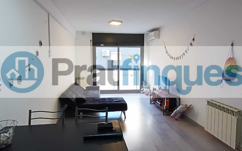 ¡Descubre tu nuevo hogar en el corazón de la ciudad! Este encantador piso de 1 habitación te ofrece todo lo que necesitas para vivir cómodamente. Con una superficie de 61m² construidos y 51m² útiles, disfrutarás de espacios bien distribuidos, como un salón-comedor independiente y una amplia cocina americana de 23m². La habitación doble de 12m² es perfecta para descansar, mientras que el baño completo con bañera añade un toque de lujo a tu rutina diaria. La orientación oeste garantiza luz natural durante toda la tarde, y el balcón es ideal para relajarte al aire libre. Además, el piso cuenta con carpintería exterior de aluminio con doble cristal tipo climalit y suelo de parqué laminado AC5, asegurando confort y eficiencia energética. El edificio seminuevo de obra vista, construido en 2007, dispone de ascensor y una plaza de garaje incluida en el precio. Ubicado en una zona céntrica, tendrás a tu alcance una amplia variedad de servicios comerciales, restaurantes y transporte público. A solo 7 minutos de la parada de metro L9 (Les Moreres),tendrás fácil acceso a Barcelona Capital y al Aeropuerto Internacional de Barcelona. No pierdas la oportunidad de vivir en este acogedor piso que combina comodidad, estilo y una ubicación inmejorable. ¡Ven a visitarlo! Desde Pratfinques, te realizamos todos los trámites de la compraventa y a la obtención de la financiación hipotecaria, liquidación de los impuestos y, inscripción registral. -              El precio de venta del inmueble, no incluye impuestos ni tasas. (ITPADJ) -              La plusvalía (Impuesto sobre el Incremento de Valor de los Terrenos Urbanos) es a cargo del vendedor. -              En Pratfinques, NO COBRAMOS LOS HONORARIOS AL COMPRADOR, están incluidos en el precio de venta publicado.