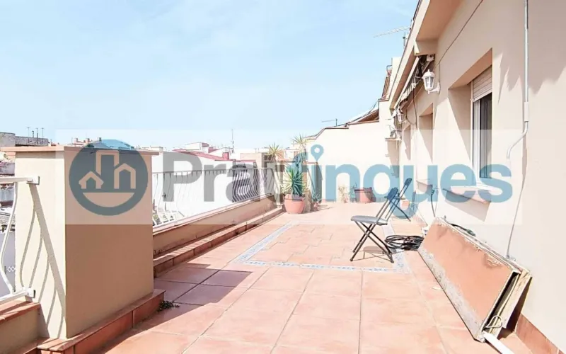 ¡Descubre este fantástico ático en el encantador casco antiguo de El Prat de Llobregat! Con una superficie útil de 98 m² y una impresionante terraza a nivel de 49 m², este hogar ofrece un espacio luminoso y versátil, perfecto para quienes buscan comodidad y estilo en un entorno privilegiado.   Este ático cuenta con 3 habitaciones: una sencilla y dos dobles, incluyendo una suite de 12 m² con baño completo de 7 m² y salida directa a la terraza. La habitación individual dispone de armario empotrado y acceso a uno de los dos balcones, ideales para disfrutar del aire libre y las vistas. El salón comedor de 18 m² se conecta directamente con la cocina mediante puertas deslizantes, creando un espacio abierto y moderno de aproximadamente 25 m² que invita a compartir momentos en familia o con amigos. Desde aquí, también se accede a la galería, perfecta para tareas domésticas o almacenamiento adicional.   La vivienda es totalmente exterior, lo que garantiza una excelente iluminación natural en todos sus ambientes. Además, al ser el único piso del rellano en una tercera planta real (sin ascensor),ofrece mayor privacidad y tranquilidad.   Vivir en El Prat de Llobregat significa disfrutar de un entorno lleno de ventajas: zonas comerciales y restauración cercanas para satisfacer todos tus gustos, excelentes conexiones de transporte público que facilitan desplazarse rápidamente a Barcelona, así como la proximidad al Aeropuerto y al puerto, ideales para viajeros frecuentes o profesionales del sector logístico. La ciudad también cuenta con centros educativos desde infantil hasta formación profesional, asegurando una educación completa para toda la familia.   No pierdas la oportunidad de hacerte con este luminoso ático en un enclave privilegiado. ¡Tu nuevo hogar te espera en El Prat de Llobregat! Desde Pratfinques, te realizamos todos los trámites de la compraventa y a la obtención de la financiación hipotecaria, liquidación de los impuestos y, inscripción registral. -              El precio de venta del inmueble, no incluye impuestos ni tasas. (ITPADJ) -              La plusvalía (Impuesto sobre el Incremento de Valor de los Terrenos Urbanos) es a cargo del vendedor. -              En Pratfinques, NO COBRAMOS LOS HONORARIOS AL COMPRADOR, están incluidos en el precio de venta publicado.