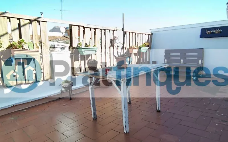 ¡Vive en el ático de tus sueños en El Prat de Llobregat!   Este encantador ático de 48 m² construidos y 45 m² útiles te ofrece un espacio luminoso y acogedor, ideal para jóvenes, singles o como primera vivienda. Distribuido en 2 habitaciones —una doble y otra sencilla—, cocina integrada en el salón-comedor, baño completo y una fantástica terraza a nivel de 21 m² que te permitirá disfrutar del aire libre y vistas despejadas. Con orientación Sur-Norte, recibe luz solar durante todo el día, gracias a sus amplias ventanas y buena orientación.   ¿Buscas un hogar que combine comodidad, naturaleza y excelente conexión con la ciudad? Este espectacular ático en El Prat de Llobregat es la opción perfecta para ti. Situado a solo unos minutos de Barcelona, podrás disfrutar de la vibrante capital catalana sin renunciar a la tranquilidad de una zona residencial.   Su ubicación privilegiada te permite acceder fácilmente al aeropuerto internacional Josep Tarradellas, ideal para viajeros frecuentes o quienes disfrutan de explorar el mundo. Además, estarás cerca del Puerto de Barcelona, facilitando tus desplazamientos marítimos y actividades náuticas.   ¿Amante del sol y la playa? La playa de El Prat de Llobregat está a pocos minutos, ofreciéndote un espacio perfecto para relajarte, practicar deportes acuáticos o dar largos paseos junto al mar.   Para los amantes del deporte y el bienestar, El Prat de Llobregat cuenta con acceso directo a caminos ideales para running y ciclismo, permitiéndote mantenerte activo rodeado de naturaleza. Y si necesitas desplazarte por la ciudad o hacia otros puntos de interés, la línea 9 del metro te conecta rápidamente con la ciudad de Barcelona y el Aeropuerto de El Prat.   Aunque el edificio no cuenta con ascensor, su ubicación cerca de todos los servicios comerciales y transporte público hace que sea una opción muy conveniente.   No pierdas la oportunidad de vivir en un espacio único que combina comodidad, naturaleza y conectividad.   ¡Contáctanos hoy mismo y haz realidad el sueño de tu nuevo hogar en El Prat de Llobregat! Desde Pratfinques, te realizamos todos los trámites de la compraventa y a la obtención de la financiación hipotecaria, liquidación de los impuestos y, inscripción registral. -              El precio de venta del inmueble, no incluye impuestos ni tasas. (ITPADJ) -              La plusvalía (Impuesto sobre el Incremento de Valor de los Terrenos Urbanos) es a cargo del vendedor. -              En Pratfinques, NO COBRAMOS LOS HONORARIOS AL COMPRADOR, están incluidos en el precio de venta publicado.