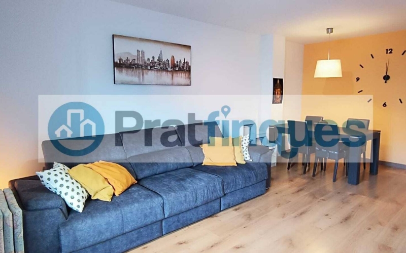 ¡Descubre tu nuevo hogar en El Prat! Te presentamos este espectacular piso de obra seminueva (2013),completamente exterior y lleno de luz natural. Con una superficie útil de 84 m² y 97 m² construidos, este inmueble ofrece un espacio ideal para disfrutar de la comodidad y el estilo. La vivienda cuenta con 3 habitaciones, incluyendo una elegante suite de 12 m² con baño completo (plato de ducha),además de 2 acogedoras habitaciones individuales de 8 m² cada una. El amplio salón-comedor de 22 m² y la cocina independiente de 9 m² son perfectos para compartir momentos inolvidables, ambos con acceso directo a un encantador balcón de 7 m². Disfruta de acabados de calidad, como ventanas de aluminio con rotura de puente térmico y doble cristal, suelos de parqué laminado AC5 en roble y puertas de haya vaporizada. La calefacción de gas natural y el aire acondicionado por splits garantizan tu confort en cualquier época del año. Además, este piso incluye una plaza de parking para coche mediano-grande y moto, así como 2 plazas para bicicletas en una jaula cerrada con llave. La finca cuenta con ascensor, brindando mayor comodidad en tu día a día. Ubicado en una de las zonas más destacadas de El Prat, disfrutarás de un entorno tranquilo, pero a solo unos pasos de Plaza Catalunya. Con fácil acceso a la estación de metro L9 (Cèntric) que te lleva al Aeropuerto y paradas de bus L20 y PR5, la ubicación es inmejorable. ¡No dejes pasar esta oportunidad! Ven a visitar tu futuro hogar y enamórate de cada rincón. ¡Te esperamos! Vivienda de Protección Oficial (VPO) NOTA: De interés para posibles compradores. - Los obtantes a la adquisición y compra del inmuebe, deben estar inscritos en el Registro de l’Agència de l’Habitatge de Catalunya con Protección Oficial. - Deberán destinar el bien como domicilio habitual y permanente. - Que un adquiriente NO supere ingresos anuales de 69.759€ - Para dos adquirientes (compradores) NO superar ingresos anuales de 71.916€  Desde Pratfinques, te realizamos todos los trámites de la compraventa y a la obtención de la financiación hipotecaria, liquidación de los impuestos y, inscripción registral. -              El precio de venta del inmueble, no incluye impuestos ni tasas. (ITPAJD) -              La plusvalía (Impuesto sobre el Incremento de Valor de los Terrenos Urbanos) es a cargo del vendedor. -              En Pratfinques, NO COBRAMOS LOS HONORARIOS AL COMPRADOR, están incluidos en el precio de venta publicado.