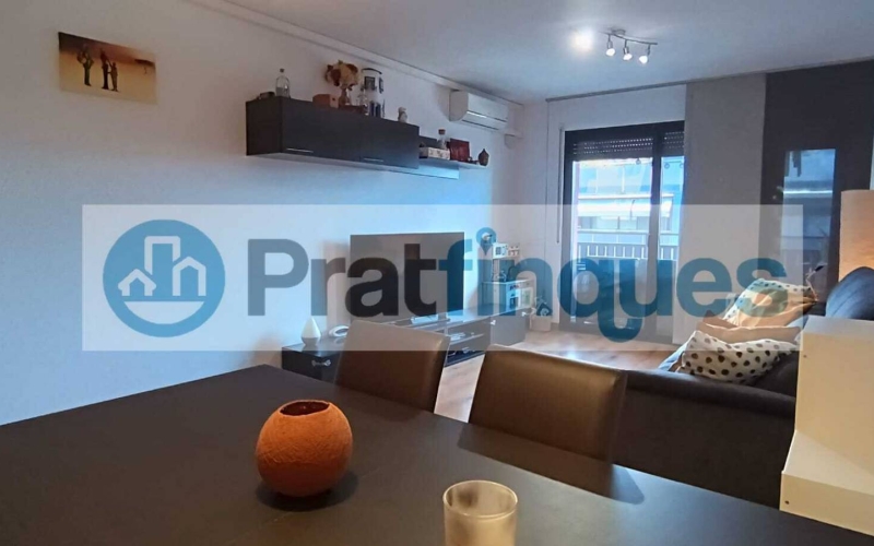 ¡Descubre tu nuevo hogar en El Prat! Te presentamos este espectacular piso de obra seminueva (2013),completamente exterior y lleno de luz natural. Con una superficie útil de 84 m² y 97 m² construidos, este inmueble ofrece un espacio ideal para disfrutar de la comodidad y el estilo. La vivienda cuenta con 3 habitaciones, incluyendo una elegante suite de 12 m² con baño completo (plato de ducha),además de 2 acogedoras habitaciones individuales de 8 m² cada una. El amplio salón-comedor de 22 m² y la cocina independiente de 9 m² son perfectos para compartir momentos inolvidables, ambos con acceso directo a un encantador balcón de 7 m². Disfruta de acabados de calidad, como ventanas de aluminio con rotura de puente térmico y doble cristal, suelos de parqué laminado AC5 en roble y puertas de haya vaporizada. La calefacción de gas natural y el aire acondicionado por splits garantizan tu confort en cualquier época del año. Además, este piso incluye una plaza de parking para coche mediano-grande y moto, así como 2 plazas para bicicletas en una jaula cerrada con llave. La finca cuenta con ascensor, brindando mayor comodidad en tu día a día. Ubicado en una de las zonas más destacadas de El Prat, disfrutarás de un entorno tranquilo, pero a solo unos pasos de Plaza Catalunya. Con fácil acceso a la estación de metro L9 (Cèntric) que te lleva al Aeropuerto y paradas de bus L20 y PR5, la ubicación es inmejorable. ¡No dejes pasar esta oportunidad! Ven a visitar tu futuro hogar y enamórate de cada rincón. ¡Te esperamos! Vivienda de Protección Oficial (VPO) NOTA: De interés para posibles compradores. - Los obtantes a la adquisición y compra del inmuebe, deben estar inscritos en el Registro de l’Agència de l’Habitatge de Catalunya con Protección Oficial. - Deberán destinar el bien como domicilio habitual y permanente. - Que un adquiriente NO supere ingresos anuales de 69.759€ - Para dos adquirientes (compradores) NO superar ingresos anuales de 71.916€  Desde Pratfinques, te realizamos todos los trámites de la compraventa y a la obtención de la financiación hipotecaria, liquidación de los impuestos y, inscripción registral. -              El precio de venta del inmueble, no incluye impuestos ni tasas. (ITPAJD) -              La plusvalía (Impuesto sobre el Incremento de Valor de los Terrenos Urbanos) es a cargo del vendedor. -              En Pratfinques, NO COBRAMOS LOS HONORARIOS AL COMPRADOR, están incluidos en el precio de venta publicado.
