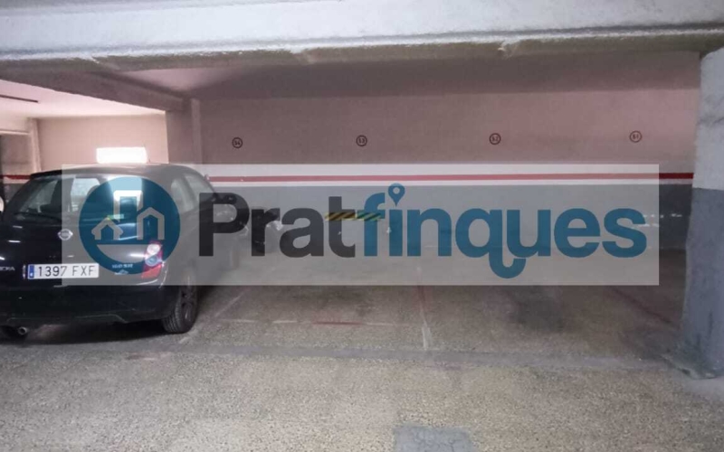 Plaza De Parking En El Casc Antic de EL PRAT DE LLOBREGAT Esta plaza de parking tiene dos accesos, en C/ Castilla y en C/ Pau Casals, y a muy pocos metros de la Avda. Verge de Montserrat. Situada en una 2ª planta del edificio, con acceso peatonal por la escalera independiente y dispone de ascensor. Plaza individual de 11m2. Medidas: Largo 4,90.m Ancho 2,20.mEntrada cómoda con puerta automática con mando a distancia y de fácil acceso. Inmejorable localización. Oportunidad, por precio y zona..!!! Desde Pratfinques, te realizamos todos los trámites de la compraventa y a la obtención de la financiación hipotecaria, liquidación de los impuestos y, inscripción registral. - El precio de venta del inmueble, no incluye impuestos ni tasas. (ITPADJ) - La plusvalía (Impuesto sobre el Incremento de Valor de los Terrenos Urbanos) es a cargo del vendedor. - En Pratfinques, NO COBRAMOS LOS HONORARIOS AL COMPRADOR, están incluidos en el precio de venta publicado.  