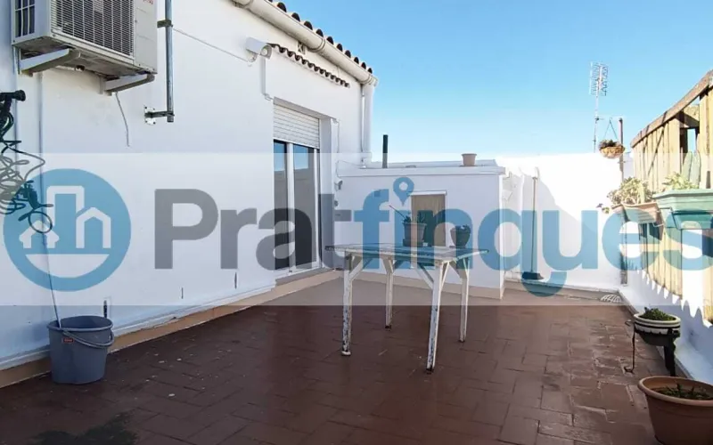 ¡Vive en el ático de tus sueños en El Prat de Llobregat!   Este encantador ático de 48 m² construidos y 45 m² útiles te ofrece un espacio luminoso y acogedor, ideal para jóvenes, singles o como primera vivienda. Distribuido en 2 habitaciones —una doble y otra sencilla—, cocina integrada en el salón-comedor, baño completo y una fantástica terraza a nivel de 21 m² que te permitirá disfrutar del aire libre y vistas despejadas. Con orientación Sur-Norte, recibe luz solar durante todo el día, gracias a sus amplias ventanas y buena orientación.   ¿Buscas un hogar que combine comodidad, naturaleza y excelente conexión con la ciudad? Este espectacular ático en El Prat de Llobregat es la opción perfecta para ti. Situado a solo unos minutos de Barcelona, podrás disfrutar de la vibrante capital catalana sin renunciar a la tranquilidad de una zona residencial.   Su ubicación privilegiada te permite acceder fácilmente al aeropuerto internacional Josep Tarradellas, ideal para viajeros frecuentes o quienes disfrutan de explorar el mundo. Además, estarás cerca del Puerto de Barcelona, facilitando tus desplazamientos marítimos y actividades náuticas.   ¿Amante del sol y la playa? La playa de El Prat de Llobregat está a pocos minutos, ofreciéndote un espacio perfecto para relajarte, practicar deportes acuáticos o dar largos paseos junto al mar.   Para los amantes del deporte y el bienestar, El Prat de Llobregat cuenta con acceso directo a caminos ideales para running y ciclismo, permitiéndote mantenerte activo rodeado de naturaleza. Y si necesitas desplazarte por la ciudad o hacia otros puntos de interés, la línea 9 del metro te conecta rápidamente con la ciudad de Barcelona y el Aeropuerto de El Prat.   Aunque el edificio no cuenta con ascensor, su ubicación cerca de todos los servicios comerciales y transporte público hace que sea una opción muy conveniente.   No pierdas la oportunidad de vivir en un espacio único que combina comodidad, naturaleza y conectividad.   ¡Contáctanos hoy mismo y haz realidad el sueño de tu nuevo hogar en El Prat de Llobregat! Desde Pratfinques, te realizamos todos los trámites de la compraventa y a la obtención de la financiación hipotecaria, liquidación de los impuestos y, inscripción registral. -              El precio de venta del inmueble, no incluye impuestos ni tasas. (ITPADJ) -              La plusvalía (Impuesto sobre el Incremento de Valor de los Terrenos Urbanos) es a cargo del vendedor. -              En Pratfinques, NO COBRAMOS LOS HONORARIOS AL COMPRADOR, están incluidos en el precio de venta publicado.