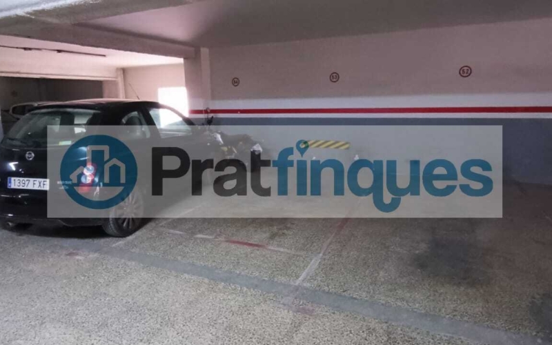 Plaza De Parking En El Casc Antic de EL PRAT DE LLOBREGAT Esta plaza de parking tiene dos accesos, en C/ Castilla y en C/ Pau Casals, y a muy pocos metros de la Avda. Verge de Montserrat. Situada en una 2ª planta del edificio, con acceso peatonal por la escalera independiente y dispone de ascensor. Plaza individual de 11m2. Medidas: Largo 4,90.m Ancho 2,20.mEntrada cómoda con puerta automática con mando a distancia y de fácil acceso. Inmejorable localización. Oportunidad, por precio y zona..!!! Desde Pratfinques, te realizamos todos los trámites de la compraventa y a la obtención de la financiación hipotecaria, liquidación de los impuestos y, inscripción registral. - El precio de venta del inmueble, no incluye impuestos ni tasas. (ITPADJ) - La plusvalía (Impuesto sobre el Incremento de Valor de los Terrenos Urbanos) es a cargo del vendedor. - En Pratfinques, NO COBRAMOS LOS HONORARIOS AL COMPRADOR, están incluidos en el precio de venta publicado.  