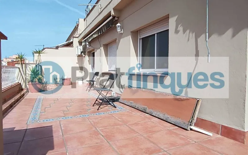 ¡Descubre este fantástico ático en el encantador casco antiguo de El Prat de Llobregat! Con una superficie útil de 98 m² y una impresionante terraza a nivel de 49 m², este hogar ofrece un espacio luminoso y versátil, perfecto para quienes buscan comodidad y estilo en un entorno privilegiado.   Este ático cuenta con 3 habitaciones: una sencilla y dos dobles, incluyendo una suite de 12 m² con baño completo de 7 m² y salida directa a la terraza. La habitación individual dispone de armario empotrado y acceso a uno de los dos balcones, ideales para disfrutar del aire libre y las vistas. El salón comedor de 18 m² se conecta directamente con la cocina mediante puertas deslizantes, creando un espacio abierto y moderno de aproximadamente 25 m² que invita a compartir momentos en familia o con amigos. Desde aquí, también se accede a la galería, perfecta para tareas domésticas o almacenamiento adicional.   La vivienda es totalmente exterior, lo que garantiza una excelente iluminación natural en todos sus ambientes. Además, al ser el único piso del rellano en una tercera planta real (sin ascensor),ofrece mayor privacidad y tranquilidad.   Vivir en El Prat de Llobregat significa disfrutar de un entorno lleno de ventajas: zonas comerciales y restauración cercanas para satisfacer todos tus gustos, excelentes conexiones de transporte público que facilitan desplazarse rápidamente a Barcelona, así como la proximidad al Aeropuerto y al puerto, ideales para viajeros frecuentes o profesionales del sector logístico. La ciudad también cuenta con centros educativos desde infantil hasta formación profesional, asegurando una educación completa para toda la familia.   No pierdas la oportunidad de hacerte con este luminoso ático en un enclave privilegiado. ¡Tu nuevo hogar te espera en El Prat de Llobregat! Desde Pratfinques, te realizamos todos los trámites de la compraventa y a la obtención de la financiación hipotecaria, liquidación de los impuestos y, inscripción registral. -              El precio de venta del inmueble, no incluye impuestos ni tasas. (ITPADJ) -              La plusvalía (Impuesto sobre el Incremento de Valor de los Terrenos Urbanos) es a cargo del vendedor. -              En Pratfinques, NO COBRAMOS LOS HONORARIOS AL COMPRADOR, están incluidos en el precio de venta publicado.