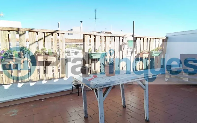 ¡Vive en el ático de tus sueños en El Prat de Llobregat!   Este encantador ático de 48 m² construidos y 45 m² útiles te ofrece un espacio luminoso y acogedor, ideal para jóvenes, singles o como primera vivienda. Distribuido en 2 habitaciones —una doble y otra sencilla—, cocina integrada en el salón-comedor, baño completo y una fantástica terraza a nivel de 21 m² que te permitirá disfrutar del aire libre y vistas despejadas. Con orientación Sur-Norte, recibe luz solar durante todo el día, gracias a sus amplias ventanas y buena orientación.   ¿Buscas un hogar que combine comodidad, naturaleza y excelente conexión con la ciudad? Este espectacular ático en El Prat de Llobregat es la opción perfecta para ti. Situado a solo unos minutos de Barcelona, podrás disfrutar de la vibrante capital catalana sin renunciar a la tranquilidad de una zona residencial.   Su ubicación privilegiada te permite acceder fácilmente al aeropuerto internacional Josep Tarradellas, ideal para viajeros frecuentes o quienes disfrutan de explorar el mundo. Además, estarás cerca del Puerto de Barcelona, facilitando tus desplazamientos marítimos y actividades náuticas.   ¿Amante del sol y la playa? La playa de El Prat de Llobregat está a pocos minutos, ofreciéndote un espacio perfecto para relajarte, practicar deportes acuáticos o dar largos paseos junto al mar.   Para los amantes del deporte y el bienestar, El Prat de Llobregat cuenta con acceso directo a caminos ideales para running y ciclismo, permitiéndote mantenerte activo rodeado de naturaleza. Y si necesitas desplazarte por la ciudad o hacia otros puntos de interés, la línea 9 del metro te conecta rápidamente con la ciudad de Barcelona y el Aeropuerto de El Prat.   Aunque el edificio no cuenta con ascensor, su ubicación cerca de todos los servicios comerciales y transporte público hace que sea una opción muy conveniente.   No pierdas la oportunidad de vivir en un espacio único que combina comodidad, naturaleza y conectividad.   ¡Contáctanos hoy mismo y haz realidad el sueño de tu nuevo hogar en El Prat de Llobregat! Desde Pratfinques, te realizamos todos los trámites de la compraventa y a la obtención de la financiación hipotecaria, liquidación de los impuestos y, inscripción registral. -              El precio de venta del inmueble, no incluye impuestos ni tasas. (ITPADJ) -              La plusvalía (Impuesto sobre el Incremento de Valor de los Terrenos Urbanos) es a cargo del vendedor. -              En Pratfinques, NO COBRAMOS LOS HONORARIOS AL COMPRADOR, están incluidos en el precio de venta publicado.
