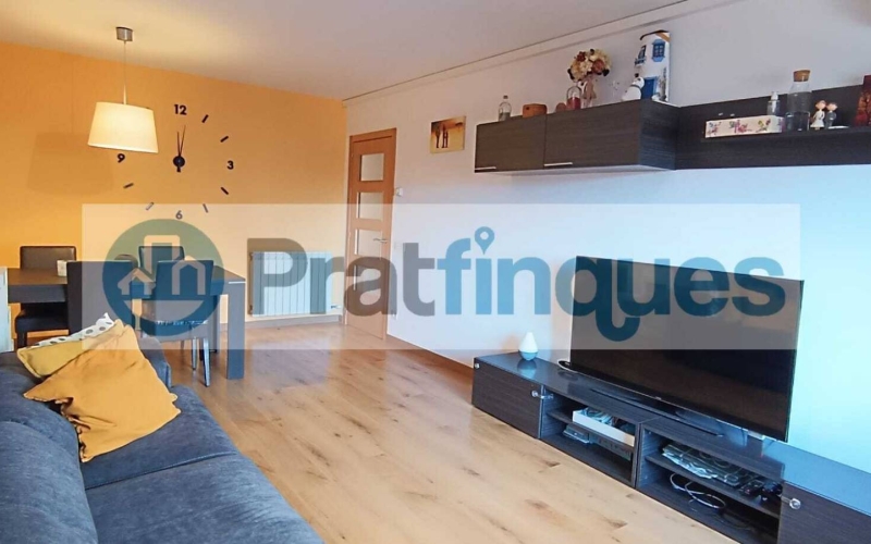 ¡Descubre tu nuevo hogar en El Prat! Te presentamos este espectacular piso de obra seminueva (2013),completamente exterior y lleno de luz natural. Con una superficie útil de 84 m² y 97 m² construidos, este inmueble ofrece un espacio ideal para disfrutar de la comodidad y el estilo. La vivienda cuenta con 3 habitaciones, incluyendo una elegante suite de 12 m² con baño completo (plato de ducha),además de 2 acogedoras habitaciones individuales de 8 m² cada una. El amplio salón-comedor de 22 m² y la cocina independiente de 9 m² son perfectos para compartir momentos inolvidables, ambos con acceso directo a un encantador balcón de 7 m². Disfruta de acabados de calidad, como ventanas de aluminio con rotura de puente térmico y doble cristal, suelos de parqué laminado AC5 en roble y puertas de haya vaporizada. La calefacción de gas natural y el aire acondicionado por splits garantizan tu confort en cualquier época del año. Además, este piso incluye una plaza de parking para coche mediano-grande y moto, así como 2 plazas para bicicletas en una jaula cerrada con llave. La finca cuenta con ascensor, brindando mayor comodidad en tu día a día. Ubicado en una de las zonas más destacadas de El Prat, disfrutarás de un entorno tranquilo, pero a solo unos pasos de Plaza Catalunya. Con fácil acceso a la estación de metro L9 (Cèntric) que te lleva al Aeropuerto y paradas de bus L20 y PR5, la ubicación es inmejorable. ¡No dejes pasar esta oportunidad! Ven a visitar tu futuro hogar y enamórate de cada rincón. ¡Te esperamos! Vivienda de Protección Oficial (VPO) NOTA: De interés para posibles compradores. - Los obtantes a la adquisición y compra del inmuebe, deben estar inscritos en el Registro de l’Agència de l’Habitatge de Catalunya con Protección Oficial. - Deberán destinar el bien como domicilio habitual y permanente. - Que un adquiriente NO supere ingresos anuales de 69.759€ - Para dos adquirientes (compradores) NO superar ingresos anuales de 71.916€  Desde Pratfinques, te realizamos todos los trámites de la compraventa y a la obtención de la financiación hipotecaria, liquidación de los impuestos y, inscripción registral. -              El precio de venta del inmueble, no incluye impuestos ni tasas. (ITPAJD) -              La plusvalía (Impuesto sobre el Incremento de Valor de los Terrenos Urbanos) es a cargo del vendedor. -              En Pratfinques, NO COBRAMOS LOS HONORARIOS AL COMPRADOR, están incluidos en el precio de venta publicado.