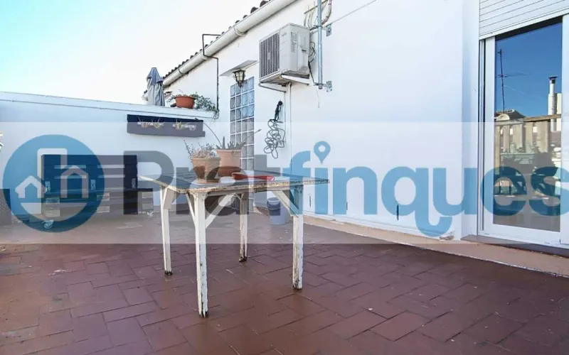¡Vive en el ático de tus sueños en El Prat de Llobregat!   Este encantador ático de 48 m² construidos y 45 m² útiles te ofrece un espacio luminoso y acogedor, ideal para jóvenes, singles o como primera vivienda. Distribuido en 2 habitaciones —una doble y otra sencilla—, cocina integrada en el salón-comedor, baño completo y una fantástica terraza a nivel de 21 m² que te permitirá disfrutar del aire libre y vistas despejadas. Con orientación Sur-Norte, recibe luz solar durante todo el día, gracias a sus amplias ventanas y buena orientación.   ¿Buscas un hogar que combine comodidad, naturaleza y excelente conexión con la ciudad? Este espectacular ático en El Prat de Llobregat es la opción perfecta para ti. Situado a solo unos minutos de Barcelona, podrás disfrutar de la vibrante capital catalana sin renunciar a la tranquilidad de una zona residencial.   Su ubicación privilegiada te permite acceder fácilmente al aeropuerto internacional Josep Tarradellas, ideal para viajeros frecuentes o quienes disfrutan de explorar el mundo. Además, estarás cerca del Puerto de Barcelona, facilitando tus desplazamientos marítimos y actividades náuticas.   ¿Amante del sol y la playa? La playa de El Prat de Llobregat está a pocos minutos, ofreciéndote un espacio perfecto para relajarte, practicar deportes acuáticos o dar largos paseos junto al mar.   Para los amantes del deporte y el bienestar, El Prat de Llobregat cuenta con acceso directo a caminos ideales para running y ciclismo, permitiéndote mantenerte activo rodeado de naturaleza. Y si necesitas desplazarte por la ciudad o hacia otros puntos de interés, la línea 9 del metro te conecta rápidamente con la ciudad de Barcelona y el Aeropuerto de El Prat.   Aunque el edificio no cuenta con ascensor, su ubicación cerca de todos los servicios comerciales y transporte público hace que sea una opción muy conveniente.   No pierdas la oportunidad de vivir en un espacio único que combina comodidad, naturaleza y conectividad.   ¡Contáctanos hoy mismo y haz realidad el sueño de tu nuevo hogar en El Prat de Llobregat! Desde Pratfinques, te realizamos todos los trámites de la compraventa y a la obtención de la financiación hipotecaria, liquidación de los impuestos y, inscripción registral. -              El precio de venta del inmueble, no incluye impuestos ni tasas. (ITPADJ) -              La plusvalía (Impuesto sobre el Incremento de Valor de los Terrenos Urbanos) es a cargo del vendedor. -              En Pratfinques, NO COBRAMOS LOS HONORARIOS AL COMPRADOR, están incluidos en el precio de venta publicado.