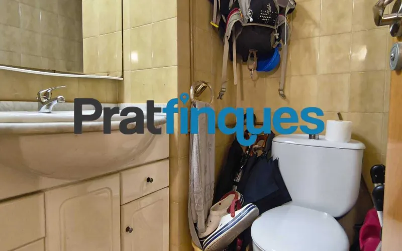 ¡Descubre tu nuevo hogar! Este encantador piso de 90 m² construidos (75 m² útiles) te ofrece la combinación perfecta de confort, espacio y una ubicación inmejorable. Situado en una cuarta planta con ascensor, destaca por su excelente distribución y su fantástica orientación oeste, ideal para disfrutar del sol de tarde. Características principales Zona de día: Salón-comedor de 16 m² con acceso directo a un agradable balcón de 8 m². Cocina independiente: Tipo office, muy espaciosa (14 m²) y con salida directa a galería/lavadero. Dormitorios: 3 habitaciones en total. Una suite principal de 12 m² y dos habitaciones individuales amplias. Baños: 1 baño completo de 4 piezas con bañera y 1 práctico aseo de cortesía. Climatización: Calefacción por radiadores de gas natural y aire acondicionado (splits) para un confort total todo el año. Ubicación y conectividad El inmueble se encuentra en una zona totalmente consolidada y excelentemente comunicada: A 8 minutos a pie de la parada de metro L9 (Cèntric). A 2 minutos de la parada de autobús Plaça Pau Casals (múltiples líneas). Servicios a pie de calle: Rodeado de comercios locales, restauración, colegios y entidades financieras. Condiciones y servicios de Pratfinques En Pratfinques te acompañamos en todo el proceso. Nos encargamos de todos los trámites de la compraventa: obtención de la financiación hipotecaria, liquidación de impuestos e inscripción registral. Sin honorarios de agencia para el comprador: Están totalmente incluidos en el precio de venta publicado. El precio de venta no incluye los impuestos ni tasas correspondientes a la parte compradora (ITP / AJD). La plusvalía municipal corre a cargo de la parte vendedora.