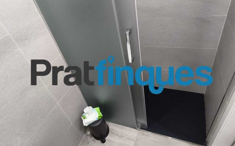 Presentamos este espectacular piso totalmente reformado de 89 m² útiles, ubicado en pleno centro de la ciudad, a un paso de la emblemática Plaza Catalunya y de la estación de metro L9 Cèntric. Una vivienda lista para entrar a vivir, diseñada para ofrecerte el máximo confort, luminosidad y una distribución perfecta para la vida familiar. Distribución inteligente: Zona de día y Zona de noche El diseño de la vivienda separa de forma excelente los espacios para garantizar tu privacidad y descanso: Zona de Día: Al cruzar el recibidor, accedes directamente a un salón-comedor de 18 m², un espacio amplio y acogedor con salida directa a un agradable balcón. La cocina es independiente y cuenta con la galería ya integrada. Destaca por su gran luminosidad gracias a un elegante tabique acristalado tipo ventana, que permite el paso de la luz natural desde el comedor mientras cocinas. Zona de Noche: Conectada de forma fluida desde el comedor, distribuye el acceso a los dormitorios y baños: Habitación principal en suite (11 m²): Exterior, inundada de sol y con su propio baño privado de 4 m² (3 piezas con plato de ducha de resina antideslizante). Segunda habitación doble (11 m²): También exterior a la calle, disfrutando de una orientación inmejorable con sol durante todo el día. Dos habitaciones individuales (8 m² cada una): Espacios versátiles ideales para dormitorios, zona de juegos o teletrabajo. Una de ellas cuenta con salida a un segundo balcón orientado al patio de luces. Baño común: Moderno y funcional, compuesto por 3 piezas y equipado con plato de ducha de resina antideslizante. Calidades premium y confort total La vivienda cuenta con una reforma integral de hace solo 5 años y está cuidada al detalle con materiales de alta calidad: Orientación Sur: Vivienda muy soleada y bañada por la luz natural durante todo el día. Aislamiento perfecto: Carpintería de aluminio con rotura de puente térmico y doble ventana, garantizando el mejor aislamiento térmico y acústico. Suelos y carpintería: Suelo de parqué sintético de alta resistencia (nivel AC5) y puertas lacadas en blanco (batientes y correderas empotradas en los baños para optimizar el espacio). Airecondicionado: 3 splits con bomba de calor en distintas estàncies. Ubicación inmejorable Vivirás en el centro de El Prat, rodeado de todos los servicios esenciales: colegios, bibliotecas, comercios y una excelente conectividad en transporte público (Metro L9 Cèntric y múltiples líneas de autobús). Un hogar idílico, cómodo y pensado para disfrutar de la paz familiar. ¿Te vas a perder la oportunidad de visitarlo? &nbsp;