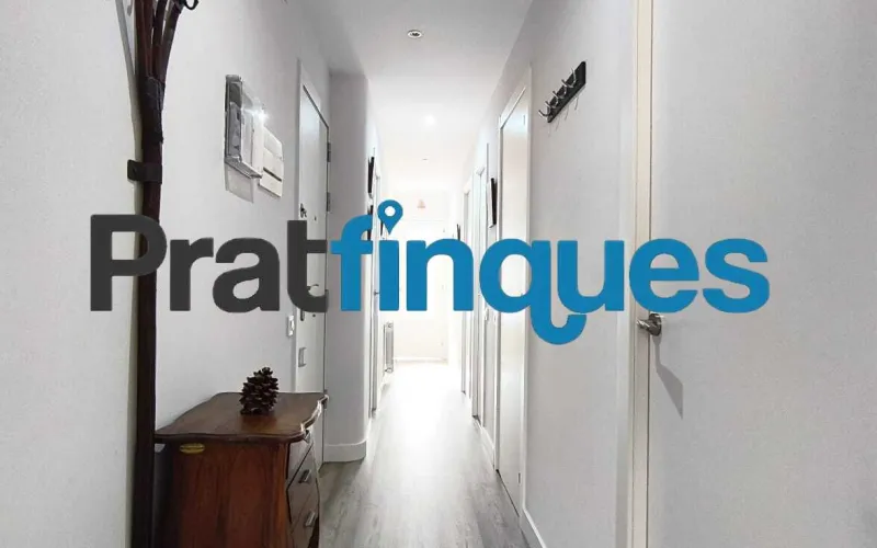 Presentamos esta magnífica vivienda lista para entrar a vivir, completamente reformada con un gusto exquisito y materiales de calidad. El inmueble destaca por su excelente distribución, luminosidad y el absoluto desahogo que ofrece su impresionante espacio exterior, convirtiéndolo en una pieza única en la zona. Características principales: Superficie óptima: 70 m² útiles distribuidos con la máxima eficiencia espacial. Zona de descanso: 3 amplios dormitorios, incluyendo una magnífica suite principal y dos habitaciones dobles adicionales. Baños modernos: 2 baños completos totalmente equipados con acabados contemporáneos. Cocina funcional: Espacio independiente y cómodo. Lavadero Interiorizado: un práctico lavadero interiorizado que maximiza el orden doméstico. Área de relax: Una agradable estancia acristalada que funciona como un balcón cubierto, ideal como rincón de lectura por su abundante luz natural y sosiego. Calidades y acabados premium: Aislamiento superior: Carpintería exterior oscilobatiente de aluminio con rotura de puente térmico y doble acristalamiento con cámara de aire, garantizando el máximo confort térmico y acústico. Elegancia interior: Suelos de parqué laminado de alta resistencia (AC5) y puertas de paso lacadas en blanco. Climatización: Sistema de calefacción integral mediante radiadores de gas natural. Un oasis exterior exclusivo: El verdadero elemento diferenciador de esta propiedad es su espectacular terraza privada de 61 m². Un espacio exterior idílico para disfrutar del clima mediterráneo, organizar cenas al aire libre o crear un jardín urbano. Además, cuenta con un valioso trastero de 5 m² integrado, la solución perfecta de almacenamiento para el día a día. Exclusividad y entorno de vida: Ubicada en una finca de solo dos vecinos, la privacidad y la tranquilidad están completamente garantizadas. El piso se emplaza en uno de los sectores residenciales más cotizados y demandados de la ciudad. Una zona que destaca por el equilibrio perfecto entre la paz de un entorno familiar y la comodidad urbana más absoluta. A escasos minutos a pie de la estación de metro L9 (Cèntric),la vivienda ofrece una conectividad impecable con el centro de Barcelona, el aeropuerto y redes de transporte (autobuses y taxis). El día a día aquí es un auténtico privilegio: dispondrá de una selecta oferta de restauración, comercios locales y servicios esenciales a pie de calle, sin renunciar a la calma de un vecindario residencial idílico. En Pratfinques le acompañamos de forma integral durante todo el proceso de compraventa. Nos encargamos de la gestión de su financiación hipotecaria, la liquidación de impuestos y la inscripción registral de la propiedad. Tenga en cuenta los siguientes puntos informativos: Transparencia en el precio: El importe de venta no incluye los impuestos y tasas asociados (ITP y AJD). Plusvalía: El Impuesto sobre el Incremento de Valor de los Terrenos de Naturaleza Urbana corre íntegramente a cargo de la parte vendedora. Información de transparencia al consumidor: Antes de hacer la visita, tu asesor personal te facilitará toda la información detallada y desglosada de estos costes para que compres con total tranquilidad.