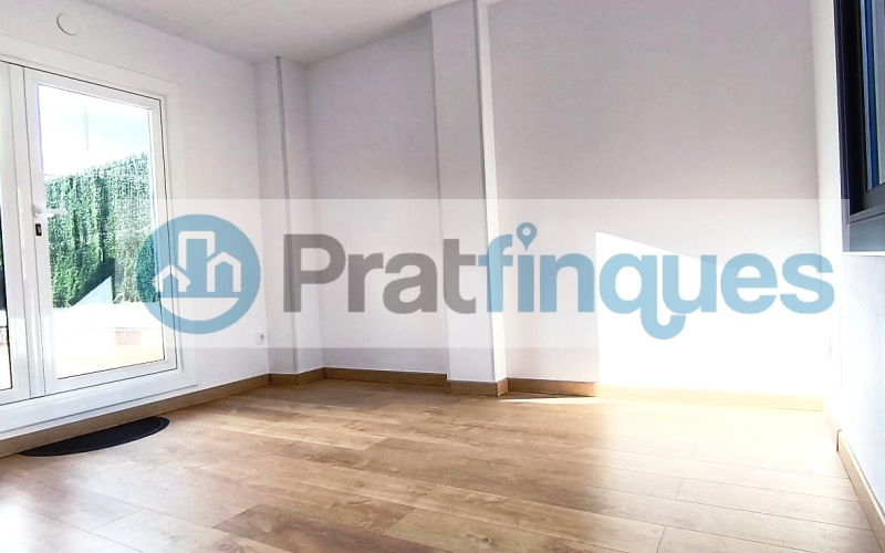 Un refugio de luz y armonía: El hogar donde tu familia florecerá ¿Buscas más que una casa? Te presentamos una propiedad con alma. Esta fantástica planta baja de 122 m² con una estància tipo estudio en segunda planta de 13 m² y terraza de 20m², no es solo un inmueble, es un escenario de bienestar donde la energía positiva se siente en cada rincón. Imagina las tardes de invierno al calor de su&nbsp;majestuosa chimenea, creando recuerdos imborrables con los tuyos en un salón que invita a la unión. Con&nbsp;4 amplias habitaciones&nbsp;(3 dobles y 1 sencilla y, 1 estudio en la 2ª planta),cada miembro de la familia encontrará su espacio de paz. La joya de la corona se encuentra en la planta superior: una estancia versátil de 13 m² que se abre a una&nbsp;terraza privada de 20m², el lugar perfecto para desayunos bajo el sol o noches de estrellas en total intimidad. ¿Sabes esa sensación de llegar a un lugar y sentir que 