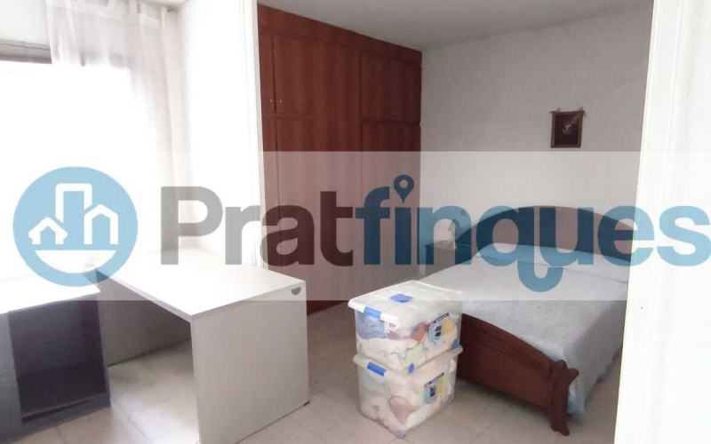 ¿Buscas un lienzo en blanco para diseñar una vida a tu medida o una inversión con posibilidades infinitas? Te presentamos una oportunidad única en la zona más auténtica de la ciudad. No es solo una casa; es la posibilidad de materializar ese proyecto que tienes en mente, combinando el encanto histórico con la modernidad absoluta. El espacio que siempre imaginaste Ubicada en una generosa parcela de&nbsp;155 m²&nbsp;(5 m de fachada por 31 m de fondo),esta propiedad destaca por su&nbsp;espectacular patio central, un pulmón de aire y luz que se convertirá en el alma de tu futuro hogar. Actualmente, la vivienda cuenta con&nbsp;164 m² construidos&nbsp;llenos de potencial: Planta Baja (86 m²):&nbsp;El espacio perfecto para una zona de día diáfana con vistas al jardín. Planta Primera (65 m²):&nbsp;Actualmente distribuida con recibidor, cocina, baño y un salón con salida a una&nbsp;terraza con orientación sur, garantizando sol durante todo el día. Planta Superior:&nbsp;Tres amplias estancias ideales para dormitorios dobles o suites de ensueño.¿Por qué esta propiedad es especial? Lo que hoy requiere una reforma integral, mañana será la casa más envidiada del barrio. Tienes flexibilidad total para diseñar: ✅ Un&nbsp;jardín privado con piscina&nbsp;y zona de barbacoa. ✅ Tu propio&nbsp;garaje privado&nbsp;en el centro. ✅ De 3 a 5 habitaciones según tus necesidades. Oportunidad para Inversores ????️ La normativa de la parcela es excepcional, permitiendo incluso la&nbsp;construcción de dos viviendas independientes: Un edificio de planta baja + 2 alturas + bajo cubierta. Un segundo edificio de planta baja + altura + bajo cubierta (ideal como estudio independiente, loft de invitados o garaje de gran capacidad).No te limites a leerlo: ven a sentirlo.&nbsp;Las dimensiones y la luz de este inmueble solo se aprecian de verdad al cruzar su puerta. Te acompañaremos en todo el proceso para ayudarte a visualizar y proyectar la casa que siempre quisiste. ¡Contáctanos hoy mismo y agenda tu visita! Tu futuro empieza aquí. &nbsp; En Pratfinques le acompañamos de forma integral durante todo el proceso de compraventa. Nos encargamos de la gestión de su financiación hipotecaria, la liquidación de impuestos y la inscripción registral de la propiedad. &nbsp; Tenga en cuenta los siguientes puntos informativos: &nbsp; Transparencia en el precio: El importe de venta no incluye los impuestos y tasas asociados (ITP y AJD). Plusvalía: El Impuesto sobre el Incremento de Valor de los Terrenos de Naturaleza Urbana corre íntegramente a cargo de la parte vendedora. Sin costes adicionales: En Pratfinques no cobramos honorarios a la parte compradora; nuestros servicios ya están incluidos en el precio de venta publicado.&nbsp;