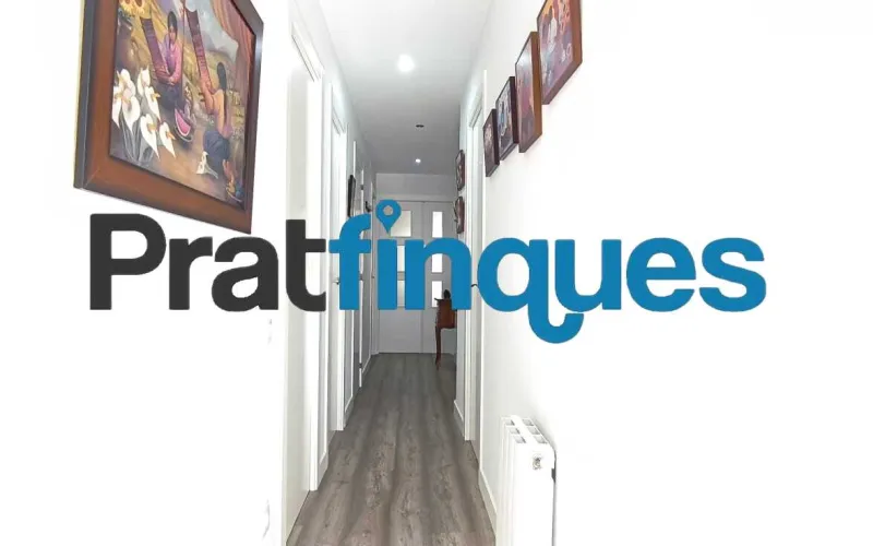 Presentamos esta magnífica vivienda lista para entrar a vivir, completamente reformada con un gusto exquisito y materiales de calidad. El inmueble destaca por su excelente distribución, luminosidad y el absoluto desahogo que ofrece su impresionante espacio exterior, convirtiéndolo en una pieza única en la zona. Características principales: Superficie óptima: 70 m² útiles distribuidos con la máxima eficiencia espacial. Zona de descanso: 3 amplios dormitorios, incluyendo una magnífica suite principal y dos habitaciones dobles adicionales. Baños modernos: 2 baños completos totalmente equipados con acabados contemporáneos. Cocina funcional: Espacio independiente y cómodo. Lavadero Interiorizado: un práctico lavadero interiorizado que maximiza el orden doméstico. Área de relax: Una agradable estancia acristalada que funciona como un balcón cubierto, ideal como rincón de lectura por su abundante luz natural y sosiego. Calidades y acabados premium: Aislamiento superior: Carpintería exterior oscilobatiente de aluminio con rotura de puente térmico y doble acristalamiento con cámara de aire, garantizando el máximo confort térmico y acústico. Elegancia interior: Suelos de parqué laminado de alta resistencia (AC5) y puertas de paso lacadas en blanco. Climatización: Sistema de calefacción integral mediante radiadores de gas natural. Un oasis exterior exclusivo: El verdadero elemento diferenciador de esta propiedad es su espectacular terraza privada de 61 m². Un espacio exterior idílico para disfrutar del clima mediterráneo, organizar cenas al aire libre o crear un jardín urbano. Además, cuenta con un valioso trastero de 5 m² integrado, la solución perfecta de almacenamiento para el día a día. Exclusividad y entorno de vida: Ubicada en una finca de solo dos vecinos, la privacidad y la tranquilidad están completamente garantizadas. El piso se emplaza en uno de los sectores residenciales más cotizados y demandados de la ciudad. Una zona que destaca por el equilibrio perfecto entre la paz de un entorno familiar y la comodidad urbana más absoluta. A escasos minutos a pie de la estación de metro L9 (Cèntric),la vivienda ofrece una conectividad impecable con el centro de Barcelona, el aeropuerto y redes de transporte (autobuses y taxis). El día a día aquí es un auténtico privilegio: dispondrá de una selecta oferta de restauración, comercios locales y servicios esenciales a pie de calle, sin renunciar a la calma de un vecindario residencial idílico. En Pratfinques le acompañamos de forma integral durante todo el proceso de compraventa. Nos encargamos de la gestión de su financiación hipotecaria, la liquidación de impuestos y la inscripción registral de la propiedad. Tenga en cuenta los siguientes puntos informativos: Transparencia en el precio: El importe de venta no incluye los impuestos y tasas asociados (ITP y AJD). Plusvalía: El Impuesto sobre el Incremento de Valor de los Terrenos de Naturaleza Urbana corre íntegramente a cargo de la parte vendedora. Información de transparencia al consumidor: Antes de hacer la visita, tu asesor personal te facilitará toda la información detallada y desglosada de estos costes para que compres con total tranquilidad.