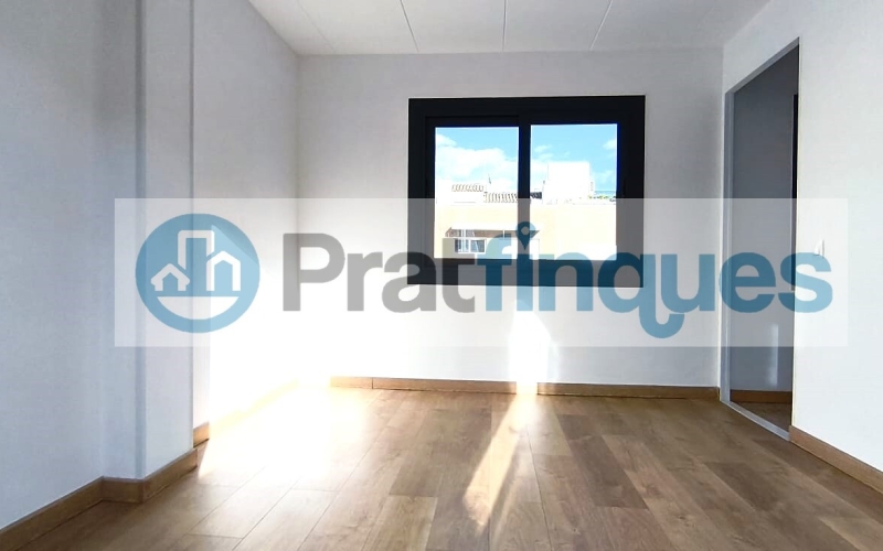 Un refugio de luz y armonía: El hogar donde tu familia florecerá ¿Buscas más que una casa? Te presentamos una propiedad con alma. Esta fantástica planta baja de 122 m² con una estància tipo estudio en segunda planta de 13 m² y terraza de 20m², no es solo un inmueble, es un escenario de bienestar donde la energía positiva se siente en cada rincón. Imagina las tardes de invierno al calor de su&nbsp;majestuosa chimenea, creando recuerdos imborrables con los tuyos en un salón que invita a la unión. Con&nbsp;4 amplias habitaciones&nbsp;(3 dobles y 1 sencilla y, 1 estudio en la 2ª planta),cada miembro de la familia encontrará su espacio de paz. La joya de la corona se encuentra en la planta superior: una estancia versátil de 13 m² que se abre a una&nbsp;terraza privada de 20m², el lugar perfecto para desayunos bajo el sol o noches de estrellas en total intimidad. ¿Sabes esa sensación de llegar a un lugar y sentir que 