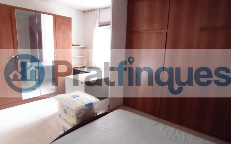 ¿Buscas un lienzo en blanco para diseñar una vida a tu medida o una inversión con posibilidades infinitas? Te presentamos una oportunidad única en la zona más auténtica de la ciudad. No es solo una casa; es la posibilidad de materializar ese proyecto que tienes en mente, combinando el encanto histórico con la modernidad absoluta. El espacio que siempre imaginaste Ubicada en una generosa parcela de&nbsp;155 m²&nbsp;(5 m de fachada por 31 m de fondo),esta propiedad destaca por su&nbsp;espectacular patio central, un pulmón de aire y luz que se convertirá en el alma de tu futuro hogar. Actualmente, la vivienda cuenta con&nbsp;164 m² construidos&nbsp;llenos de potencial: Planta Baja (86 m²):&nbsp;El espacio perfecto para una zona de día diáfana con vistas al jardín. Planta Primera (65 m²):&nbsp;Actualmente distribuida con recibidor, cocina, baño y un salón con salida a una&nbsp;terraza con orientación sur, garantizando sol durante todo el día. Planta Superior:&nbsp;Tres amplias estancias ideales para dormitorios dobles o suites de ensueño.¿Por qué esta propiedad es especial? Lo que hoy requiere una reforma integral, mañana será la casa más envidiada del barrio. Tienes flexibilidad total para diseñar: ✅ Un&nbsp;jardín privado con piscina&nbsp;y zona de barbacoa. ✅ Tu propio&nbsp;garaje privado&nbsp;en el centro. ✅ De 3 a 5 habitaciones según tus necesidades. Oportunidad para Inversores ????️ La normativa de la parcela es excepcional, permitiendo incluso la&nbsp;construcción de dos viviendas independientes: Un edificio de planta baja + 2 alturas + bajo cubierta. Un segundo edificio de planta baja + altura + bajo cubierta (ideal como estudio independiente, loft de invitados o garaje de gran capacidad).No te limites a leerlo: ven a sentirlo.&nbsp;Las dimensiones y la luz de este inmueble solo se aprecian de verdad al cruzar su puerta. Te acompañaremos en todo el proceso para ayudarte a visualizar y proyectar la casa que siempre quisiste. ¡Contáctanos hoy mismo y agenda tu visita! Tu futuro empieza aquí. &nbsp; En Pratfinques le acompañamos de forma integral durante todo el proceso de compraventa. Nos encargamos de la gestión de su financiación hipotecaria, la liquidación de impuestos y la inscripción registral de la propiedad. &nbsp; Tenga en cuenta los siguientes puntos informativos: &nbsp; Transparencia en el precio: El importe de venta no incluye los impuestos y tasas asociados (ITP y AJD). Plusvalía: El Impuesto sobre el Incremento de Valor de los Terrenos de Naturaleza Urbana corre íntegramente a cargo de la parte vendedora. Sin costes adicionales: En Pratfinques no cobramos honorarios a la parte compradora; nuestros servicios ya están incluidos en el precio de venta publicado.&nbsp;