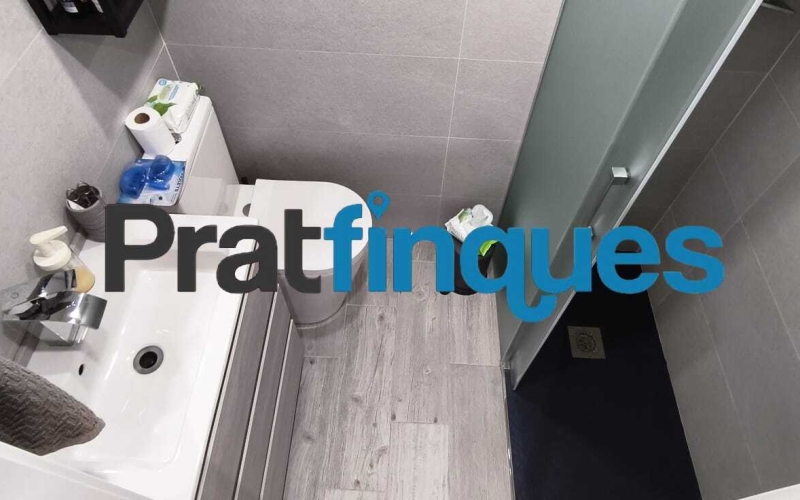 Presentamos este espectacular piso totalmente reformado de 89 m² útiles, ubicado en pleno centro de la ciudad, a un paso de la emblemática Plaza Catalunya y de la estación de metro L9 Cèntric. Una vivienda lista para entrar a vivir, diseñada para ofrecerte el máximo confort, luminosidad y una distribución perfecta para la vida familiar. Distribución inteligente: Zona de día y Zona de noche El diseño de la vivienda separa de forma excelente los espacios para garantizar tu privacidad y descanso: Zona de Día: Al cruzar el recibidor, accedes directamente a un salón-comedor de 18 m², un espacio amplio y acogedor con salida directa a un agradable balcón. La cocina es independiente y cuenta con la galería ya integrada. Destaca por su gran luminosidad gracias a un elegante tabique acristalado tipo ventana, que permite el paso de la luz natural desde el comedor mientras cocinas. Zona de Noche: Conectada de forma fluida desde el comedor, distribuye el acceso a los dormitorios y baños: Habitación principal en suite (11 m²): Exterior, inundada de sol y con su propio baño privado de 4 m² (3 piezas con plato de ducha de resina antideslizante). Segunda habitación doble (11 m²): También exterior a la calle, disfrutando de una orientación inmejorable con sol durante todo el día. Dos habitaciones individuales (8 m² cada una): Espacios versátiles ideales para dormitorios, zona de juegos o teletrabajo. Una de ellas cuenta con salida a un segundo balcón orientado al patio de luces. Baño común: Moderno y funcional, compuesto por 3 piezas y equipado con plato de ducha de resina antideslizante. Calidades premium y confort total La vivienda cuenta con una reforma integral de hace solo 5 años y está cuidada al detalle con materiales de alta calidad: Orientación Sur: Vivienda muy soleada y bañada por la luz natural durante todo el día. Aislamiento perfecto: Carpintería de aluminio con rotura de puente térmico y doble ventana, garantizando el mejor aislamiento térmico y acústico. Suelos y carpintería: Suelo de parqué sintético de alta resistencia (nivel AC5) y puertas lacadas en blanco (batientes y correderas empotradas en los baños para optimizar el espacio). Airecondicionado: 3 splits con bomba de calor en distintas estàncies. Ubicación inmejorable Vivirás en el centro de El Prat, rodeado de todos los servicios esenciales: colegios, bibliotecas, comercios y una excelente conectividad en transporte público (Metro L9 Cèntric y múltiples líneas de autobús). Un hogar idílico, cómodo y pensado para disfrutar de la paz familiar. ¿Te vas a perder la oportunidad de visitarlo? &nbsp;