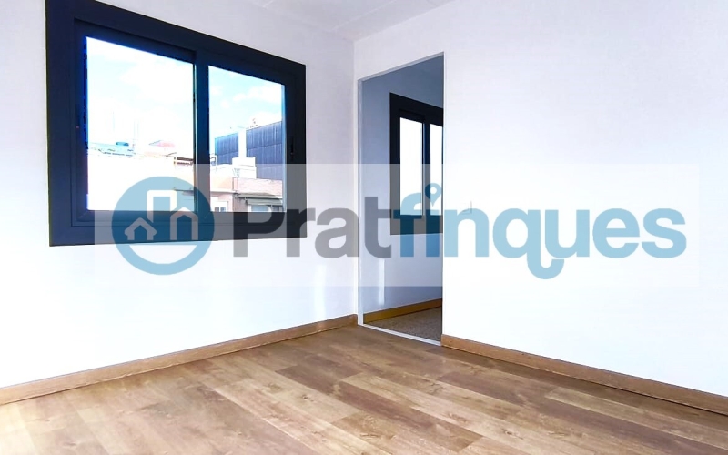 Un refugio de luz y armonía: El hogar donde tu familia florecerá ¿Buscas más que una casa? Te presentamos una propiedad con alma. Esta fantástica planta baja de 122 m² con una estància tipo estudio en segunda planta de 13 m² y terraza de 20m², no es solo un inmueble, es un escenario de bienestar donde la energía positiva se siente en cada rincón. Imagina las tardes de invierno al calor de su&nbsp;majestuosa chimenea, creando recuerdos imborrables con los tuyos en un salón que invita a la unión. Con&nbsp;4 amplias habitaciones&nbsp;(3 dobles y 1 sencilla y, 1 estudio en la 2ª planta),cada miembro de la familia encontrará su espacio de paz. La joya de la corona se encuentra en la planta superior: una estancia versátil de 13 m² que se abre a una&nbsp;terraza privada de 20m², el lugar perfecto para desayunos bajo el sol o noches de estrellas en total intimidad. ¿Sabes esa sensación de llegar a un lugar y sentir que 