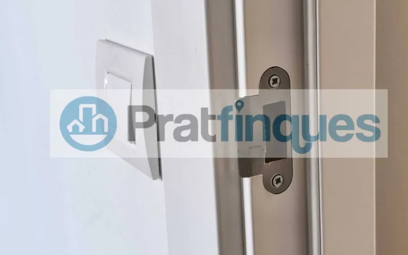 Exclusividad y sostenibilidad en una de las ubicaciones más codiciadas del área metropolitana. Le presentamos una pieza arquitectónica única situada en el corazón de&nbsp;Plaza Europa, el nuevo referente del urbanismo moderno en L'Hospitalet de Llobregat. Ubicada en una finca de&nbsp;obra nueva (2023),esta vivienda destaca por su privilegiada altura y su dominio visual, ofreciendo vistas despejadas que dotan a cada estancia de una personalidad inigualable. Espacios Diseñados para el Bienestar Con una superficie de 84 m² construidos, el hogar se distribuye con una elegancia funcional: Zona de Día:&nbsp;Un espectacular salón-comedor de 24 m², inundado de luz natural gracias a su&nbsp;orientación Este, con acceso directo a una&nbsp;terraza privada de 17 m², ideal para disfrutar de los amaneceres y el clima mediterráneo. Cocina Gourmet:&nbsp;Espacio independiente de 9 m² totalmente equipado con acabados de alta gama. Zona de Descanso:&nbsp;Suite principal de 13 m² con baño privado de diseño (plato de ducha de resina antideslizante) y dos habitaciones individuales luminosas y versátiles.Tecnología y Alta Eficiencia Energética Comprometida con el futuro, la vivienda cuenta con un sistema de&nbsp;aerotermia de última generación&nbsp;para la climatización (calefacción y aire acondicionado),garantizando un confort térmico óptimo con el mínimo impacto ambiental. Memoria de Calidades Premium Carpintería Exterior:&nbsp;Ventanas oscilobatientes con rotura de puente térmico y doble acristalamiento para un aislamiento acústico y térmico total. Carpintería Interior:&nbsp;Elegantes puertas lacadas en blanco, incluyendo sistemas correderos tipo&nbsp;Krona&nbsp;integrados en tabiquería para maximizar el espacio. Pavimentos:&nbsp;Suelo de tarima flotante laminada con efecto madera de máxima resistencia (calidad AC5).Servicios y Anexos Exclusivos La finca, libre de barreras arquitectónicas, dispone de tres ascensores (uno de gran capacidad). Además, se ofrece la posibilidad de completar esta propiedad con: Plaza de Parking XL (28.000 €):&nbsp;Con dimensiones excepcionales (5,25m x 3m),ideal para un vehículo de gran tamaño y una motocicleta de alta cilindrada. Trastero de Gran Capacidad (18.000 €):&nbsp;9 m² de almacenamiento adicional en el mismo edificio.Un hogar que no solo ofrece un lugar donde vivir, sino un estilo de vida basado en la exclusividad, la comodidad y la eficiencia. &nbsp; En Pratfinques le acompañamos de forma integral durante todo el proceso de compraventa. Nos encargamos de la gestión de su financiación hipotecaria, la liquidación de impuestos y la inscripción registral de la propiedad. &nbsp; Tenga en cuenta los siguientes puntos informativos: &nbsp; Transparencia en el precio: El importe de venta no incluye los impuestos y tasas asociados (ITP y AJD). Plusvalía: El Impuesto sobre el Incremento de Valor de los Terrenos de Naturaleza Urbana corre íntegramente a cargo de la parte vendedora. Sin costes adicionales: En Pratfinques no cobramos honorarios a la parte compradora; nuestros servicios ya están incluidos en el precio de venta publicado.&nbsp;