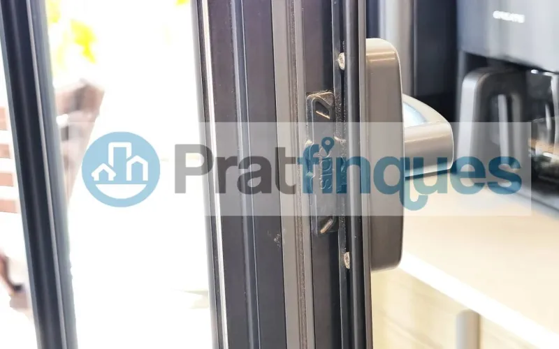 Exclusividad y sostenibilidad en una de las ubicaciones más codiciadas del área metropolitana. Le presentamos una pieza arquitectónica única situada en el corazón de&nbsp;Plaza Europa, el nuevo referente del urbanismo moderno en L'Hospitalet de Llobregat. Ubicada en una finca de&nbsp;obra nueva (2023),esta vivienda destaca por su privilegiada altura y su dominio visual, ofreciendo vistas despejadas que dotan a cada estancia de una personalidad inigualable. Espacios Diseñados para el Bienestar Con una superficie de 84 m² construidos, el hogar se distribuye con una elegancia funcional: Zona de Día:&nbsp;Un espectacular salón-comedor de 24 m², inundado de luz natural gracias a su&nbsp;orientación Este, con acceso directo a una&nbsp;terraza privada de 17 m², ideal para disfrutar de los amaneceres y el clima mediterráneo. Cocina Gourmet:&nbsp;Espacio independiente de 9 m² totalmente equipado con acabados de alta gama. Zona de Descanso:&nbsp;Suite principal de 13 m² con baño privado de diseño (plato de ducha de resina antideslizante) y dos habitaciones individuales luminosas y versátiles.Tecnología y Alta Eficiencia Energética Comprometida con el futuro, la vivienda cuenta con un sistema de&nbsp;aerotermia de última generación&nbsp;para la climatización (calefacción y aire acondicionado),garantizando un confort térmico óptimo con el mínimo impacto ambiental. Memoria de Calidades Premium Carpintería Exterior:&nbsp;Ventanas oscilobatientes con rotura de puente térmico y doble acristalamiento para un aislamiento acústico y térmico total. Carpintería Interior:&nbsp;Elegantes puertas lacadas en blanco, incluyendo sistemas correderos tipo&nbsp;Krona&nbsp;integrados en tabiquería para maximizar el espacio. Pavimentos:&nbsp;Suelo de tarima flotante laminada con efecto madera de máxima resistencia (calidad AC5).Servicios y Anexos Exclusivos La finca, libre de barreras arquitectónicas, dispone de tres ascensores (uno de gran capacidad). Además, se ofrece la posibilidad de completar esta propiedad con: Plaza de Parking XL (28.000 €):&nbsp;Con dimensiones excepcionales (5,25m x 3m),ideal para un vehículo de gran tamaño y una motocicleta de alta cilindrada. Trastero de Gran Capacidad (18.000 €):&nbsp;9 m² de almacenamiento adicional en el mismo edificio.Un hogar que no solo ofrece un lugar donde vivir, sino un estilo de vida basado en la exclusividad, la comodidad y la eficiencia. &nbsp; En Pratfinques le acompañamos de forma integral durante todo el proceso de compraventa. Nos encargamos de la gestión de su financiación hipotecaria, la liquidación de impuestos y la inscripción registral de la propiedad. &nbsp; Tenga en cuenta los siguientes puntos informativos: &nbsp; Transparencia en el precio: El importe de venta no incluye los impuestos y tasas asociados (ITP y AJD). Plusvalía: El Impuesto sobre el Incremento de Valor de los Terrenos de Naturaleza Urbana corre íntegramente a cargo de la parte vendedora. Sin costes adicionales: En Pratfinques no cobramos honorarios a la parte compradora; nuestros servicios ya están incluidos en el precio de venta publicado.&nbsp;