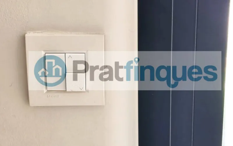 Exclusividad y sostenibilidad en una de las ubicaciones más codiciadas del área metropolitana. Le presentamos una pieza arquitectónica única situada en el corazón de&nbsp;Plaza Europa, el nuevo referente del urbanismo moderno en L'Hospitalet de Llobregat. Ubicada en una finca de&nbsp;obra nueva (2023),esta vivienda destaca por su privilegiada altura y su dominio visual, ofreciendo vistas despejadas que dotan a cada estancia de una personalidad inigualable. Espacios Diseñados para el Bienestar Con una superficie de 84 m² construidos, el hogar se distribuye con una elegancia funcional: Zona de Día:&nbsp;Un espectacular salón-comedor de 24 m², inundado de luz natural gracias a su&nbsp;orientación Este, con acceso directo a una&nbsp;terraza privada de 17 m², ideal para disfrutar de los amaneceres y el clima mediterráneo. Cocina Gourmet:&nbsp;Espacio independiente de 9 m² totalmente equipado con acabados de alta gama. Zona de Descanso:&nbsp;Suite principal de 13 m² con baño privado de diseño (plato de ducha de resina antideslizante) y dos habitaciones individuales luminosas y versátiles.Tecnología y Alta Eficiencia Energética Comprometida con el futuro, la vivienda cuenta con un sistema de&nbsp;aerotermia de última generación&nbsp;para la climatización (calefacción y aire acondicionado),garantizando un confort térmico óptimo con el mínimo impacto ambiental. Memoria de Calidades Premium Carpintería Exterior:&nbsp;Ventanas oscilobatientes con rotura de puente térmico y doble acristalamiento para un aislamiento acústico y térmico total. Carpintería Interior:&nbsp;Elegantes puertas lacadas en blanco, incluyendo sistemas correderos tipo&nbsp;Krona&nbsp;integrados en tabiquería para maximizar el espacio. Pavimentos:&nbsp;Suelo de tarima flotante laminada con efecto madera de máxima resistencia (calidad AC5).Servicios y Anexos Exclusivos La finca, libre de barreras arquitectónicas, dispone de tres ascensores (uno de gran capacidad). Además, se ofrece la posibilidad de completar esta propiedad con: Plaza de Parking XL (28.000 €):&nbsp;Con dimensiones excepcionales (5,25m x 3m),ideal para un vehículo de gran tamaño y una motocicleta de alta cilindrada. Trastero de Gran Capacidad (18.000 €):&nbsp;9 m² de almacenamiento adicional en el mismo edificio.Un hogar que no solo ofrece un lugar donde vivir, sino un estilo de vida basado en la exclusividad, la comodidad y la eficiencia. &nbsp; En Pratfinques le acompañamos de forma integral durante todo el proceso de compraventa. Nos encargamos de la gestión de su financiación hipotecaria, la liquidación de impuestos y la inscripción registral de la propiedad. &nbsp; Tenga en cuenta los siguientes puntos informativos: &nbsp; Transparencia en el precio: El importe de venta no incluye los impuestos y tasas asociados (ITP y AJD). Plusvalía: El Impuesto sobre el Incremento de Valor de los Terrenos de Naturaleza Urbana corre íntegramente a cargo de la parte vendedora. Sin costes adicionales: En Pratfinques no cobramos honorarios a la parte compradora; nuestros servicios ya están incluidos en el precio de venta publicado.&nbsp;