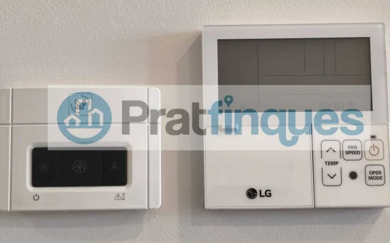 Exclusividad y sostenibilidad en una de las ubicaciones más codiciadas del área metropolitana. Le presentamos una pieza arquitectónica única situada en el corazón de&nbsp;Plaza Europa, el nuevo referente del urbanismo moderno en L'Hospitalet de Llobregat. Ubicada en una finca de&nbsp;obra nueva (2023),esta vivienda destaca por su privilegiada altura y su dominio visual, ofreciendo vistas despejadas que dotan a cada estancia de una personalidad inigualable. Espacios Diseñados para el Bienestar Con una superficie de 84 m² construidos, el hogar se distribuye con una elegancia funcional: Zona de Día:&nbsp;Un espectacular salón-comedor de 24 m², inundado de luz natural gracias a su&nbsp;orientación Este, con acceso directo a una&nbsp;terraza privada de 17 m², ideal para disfrutar de los amaneceres y el clima mediterráneo. Cocina Gourmet:&nbsp;Espacio independiente de 9 m² totalmente equipado con acabados de alta gama. Zona de Descanso:&nbsp;Suite principal de 13 m² con baño privado de diseño (plato de ducha de resina antideslizante) y dos habitaciones individuales luminosas y versátiles.Tecnología y Alta Eficiencia Energética Comprometida con el futuro, la vivienda cuenta con un sistema de&nbsp;aerotermia de última generación&nbsp;para la climatización (calefacción y aire acondicionado),garantizando un confort térmico óptimo con el mínimo impacto ambiental. Memoria de Calidades Premium Carpintería Exterior:&nbsp;Ventanas oscilobatientes con rotura de puente térmico y doble acristalamiento para un aislamiento acústico y térmico total. Carpintería Interior:&nbsp;Elegantes puertas lacadas en blanco, incluyendo sistemas correderos tipo&nbsp;Krona&nbsp;integrados en tabiquería para maximizar el espacio. Pavimentos:&nbsp;Suelo de tarima flotante laminada con efecto madera de máxima resistencia (calidad AC5).Servicios y Anexos Exclusivos La finca, libre de barreras arquitectónicas, dispone de tres ascensores (uno de gran capacidad). Además, se ofrece la posibilidad de completar esta propiedad con: Plaza de Parking XL (28.000 €):&nbsp;Con dimensiones excepcionales (5,25m x 3m),ideal para un vehículo de gran tamaño y una motocicleta de alta cilindrada. Trastero de Gran Capacidad (18.000 €):&nbsp;9 m² de almacenamiento adicional en el mismo edificio.Un hogar que no solo ofrece un lugar donde vivir, sino un estilo de vida basado en la exclusividad, la comodidad y la eficiencia. &nbsp; En Pratfinques le acompañamos de forma integral durante todo el proceso de compraventa. Nos encargamos de la gestión de su financiación hipotecaria, la liquidación de impuestos y la inscripción registral de la propiedad. &nbsp; Tenga en cuenta los siguientes puntos informativos: &nbsp; Transparencia en el precio: El importe de venta no incluye los impuestos y tasas asociados (ITP y AJD). Plusvalía: El Impuesto sobre el Incremento de Valor de los Terrenos de Naturaleza Urbana corre íntegramente a cargo de la parte vendedora. Sin costes adicionales: En Pratfinques no cobramos honorarios a la parte compradora; nuestros servicios ya están incluidos en el precio de venta publicado.&nbsp;