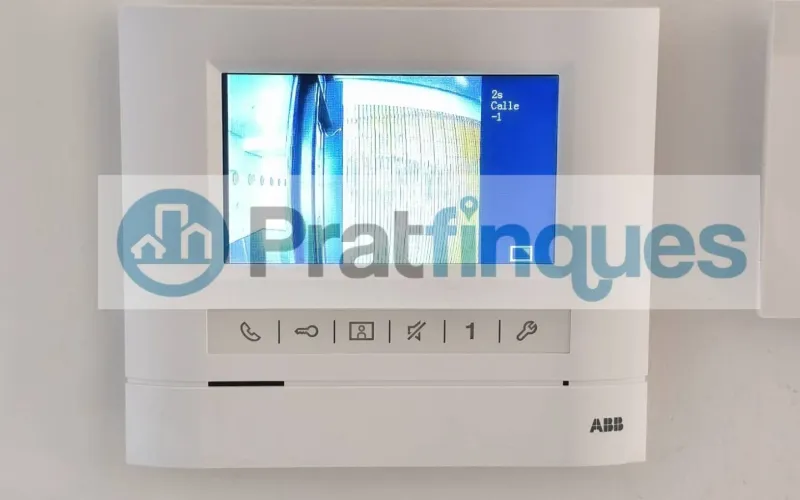 Exclusividad y sostenibilidad en una de las ubicaciones más codiciadas del área metropolitana. Le presentamos una pieza arquitectónica única situada en el corazón de&nbsp;Plaza Europa, el nuevo referente del urbanismo moderno en L'Hospitalet de Llobregat. Ubicada en una finca de&nbsp;obra nueva (2023),esta vivienda destaca por su privilegiada altura y su dominio visual, ofreciendo vistas despejadas que dotan a cada estancia de una personalidad inigualable. Espacios Diseñados para el Bienestar Con una superficie de 84 m² construidos, el hogar se distribuye con una elegancia funcional: Zona de Día:&nbsp;Un espectacular salón-comedor de 24 m², inundado de luz natural gracias a su&nbsp;orientación Este, con acceso directo a una&nbsp;terraza privada de 17 m², ideal para disfrutar de los amaneceres y el clima mediterráneo. Cocina Gourmet:&nbsp;Espacio independiente de 9 m² totalmente equipado con acabados de alta gama. Zona de Descanso:&nbsp;Suite principal de 13 m² con baño privado de diseño (plato de ducha de resina antideslizante) y dos habitaciones individuales luminosas y versátiles.Tecnología y Alta Eficiencia Energética Comprometida con el futuro, la vivienda cuenta con un sistema de&nbsp;aerotermia de última generación&nbsp;para la climatización (calefacción y aire acondicionado),garantizando un confort térmico óptimo con el mínimo impacto ambiental. Memoria de Calidades Premium Carpintería Exterior:&nbsp;Ventanas oscilobatientes con rotura de puente térmico y doble acristalamiento para un aislamiento acústico y térmico total. Carpintería Interior:&nbsp;Elegantes puertas lacadas en blanco, incluyendo sistemas correderos tipo&nbsp;Krona&nbsp;integrados en tabiquería para maximizar el espacio. Pavimentos:&nbsp;Suelo de tarima flotante laminada con efecto madera de máxima resistencia (calidad AC5).Servicios y Anexos Exclusivos La finca, libre de barreras arquitectónicas, dispone de tres ascensores (uno de gran capacidad). Además, se ofrece la posibilidad de completar esta propiedad con: Plaza de Parking XL (28.000 €):&nbsp;Con dimensiones excepcionales (5,25m x 3m),ideal para un vehículo de gran tamaño y una motocicleta de alta cilindrada. Trastero de Gran Capacidad (18.000 €):&nbsp;9 m² de almacenamiento adicional en el mismo edificio.Un hogar que no solo ofrece un lugar donde vivir, sino un estilo de vida basado en la exclusividad, la comodidad y la eficiencia. &nbsp; En Pratfinques le acompañamos de forma integral durante todo el proceso de compraventa. Nos encargamos de la gestión de su financiación hipotecaria, la liquidación de impuestos y la inscripción registral de la propiedad. &nbsp; Tenga en cuenta los siguientes puntos informativos: &nbsp; Transparencia en el precio: El importe de venta no incluye los impuestos y tasas asociados (ITP y AJD). Plusvalía: El Impuesto sobre el Incremento de Valor de los Terrenos de Naturaleza Urbana corre íntegramente a cargo de la parte vendedora. Sin costes adicionales: En Pratfinques no cobramos honorarios a la parte compradora; nuestros servicios ya están incluidos en el precio de venta publicado.&nbsp;