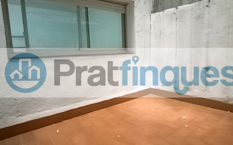 ¡Descubre el potencial de este amplio piso en El Prat de Llobregat! Con una superficie útil de 93 m² en una construcción total de 106 m², esta vivienda ofrece un sinfín de posibilidades para personalizarla a tu gusto. Ubicada en una primera planta con ascensor y acceso adaptado, es ideal para quienes buscan comodidad y accesibilidad. Dispone de tres habitaciones, dos de ellas dobles, un salón comedor de 24 m² con salida a un balcón perfecto para disfrutar del aire libre, y una cocina independiente que conecta con una galería y un patio de luces de uso exclusivo. El baño completo de 8 m² y el aseo de cortesía aseguran el confort diario. Además, tendrás derecho al uso y disfrute del patio interior, un espacio adicional que suma valor a este inmueble. Situado en una zona abastecida con todos los servicios necesarios, estarás cerca de la emblemática Plaza Catalunya, con fácil acceso a las principales vías de entrada y salida de la ciudad. La proximidad a centros educativos y deportivos, así como a zonas verdes, hacen de esta ubicación una opción perfecta para familias y amantes de la vida activa. ¡No pierdas la oportunidad de transformar este piso en tu hogar ideal! Centros de estudios Infantiles, primaria y secundaria (Guardería La Blaveta – Institut Escola Pepa Colomer – Escola galileo Galilei – Institut Ribera Baixa) Cerca de zonas verdes y centros deportivos Sagnier. Desde Pratfinques, te realizamos todos los trámites de la compraventa y a la obtención de la financiación hipotecaria, liquidación de los impuestos y, inscripción registral. -              El precio de venta del inmueble, no incluye impuestos ni tasas. (ITPADJ) -              La plusvalía (Impuesto sobre el Incremento de Valor de los Terrenos Urbanos) es a cargo del vendedor.