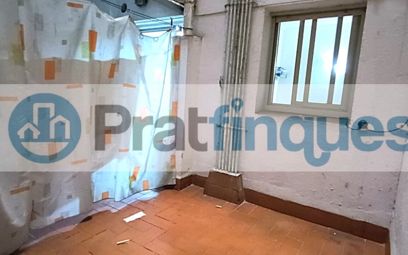 ¡Descubre el potencial de este amplio piso en El Prat de Llobregat! Con una superficie útil de 93 m² en una construcción total de 106 m², esta vivienda ofrece un sinfín de posibilidades para personalizarla a tu gusto. Ubicada en una primera planta con ascensor y acceso adaptado, es ideal para quienes buscan comodidad y accesibilidad. Dispone de tres habitaciones, dos de ellas dobles, un salón comedor de 24 m² con salida a un balcón perfecto para disfrutar del aire libre, y una cocina independiente que conecta con una galería y un patio de luces de uso exclusivo. El baño completo de 8 m² y el aseo de cortesía aseguran el confort diario. Además, tendrás derecho al uso y disfrute del patio interior, un espacio adicional que suma valor a este inmueble. Situado en una zona abastecida con todos los servicios necesarios, estarás cerca de la emblemática Plaza Catalunya, con fácil acceso a las principales vías de entrada y salida de la ciudad. La proximidad a centros educativos y deportivos, así como a zonas verdes, hacen de esta ubicación una opción perfecta para familias y amantes de la vida activa. ¡No pierdas la oportunidad de transformar este piso en tu hogar ideal! Centros de estudios Infantiles, primaria y secundaria (Guardería La Blaveta – Institut Escola Pepa Colomer – Escola galileo Galilei – Institut Ribera Baixa) Cerca de zonas verdes y centros deportivos Sagnier. Desde Pratfinques, te realizamos todos los trámites de la compraventa y a la obtención de la financiación hipotecaria, liquidación de los impuestos y, inscripción registral. -              El precio de venta del inmueble, no incluye impuestos ni tasas. (ITPADJ) -              La plusvalía (Impuesto sobre el Incremento de Valor de los Terrenos Urbanos) es a cargo del vendedor.