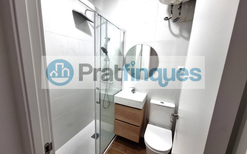 Descobreix aquest espectacular local a peu de carrer, ideal per a emprenedors que busquen un espai totalment reformat i llest per a funcionar! Amb 74 m² construïts, aquest local compta amb una distribució intel·ligent que inclou una àmplia sala diàfana, perfecta per a rebre a clients o realitzar activitats comercials. A més, disposa de dos despatxos independents que brinden privacitat per a consultes o reunions. La instal·lació elèctrica és nova i compleix amb totes les normatives vigents, assegurant un ambient segur i eficient. El bany ha estat reformat i compta amb un plat de dutxa, la qual cosa afegeix comoditat a l'espai. La climatització està garantida gràcies a l'aire condicionat i la calefacció, creant un entorn agradable durant tot l'any. Els sòls de parquet aporten un toc elegant i acollidor, mentre que les persianes motoritzades ofereixen comoditat i seguretat. Amb 3 metres lineals de façana i dos aparadors, aquest local té una excel·lent visibilitat que atraurà a potencials clients. Situat en una zona estratègica, aquest espai és perfecte per a despatxos, consultes o qualsevol tipus de negoci que busqui destacar. No perdis l'oportunitat d'adquirir aquest local en una ubicació privilegiada! Des de Pratfinques, et realitzem tots els tràmits de la compravenda i a l'obtenció del finançament hipotecari, liquidació dels impostos i, inscripció registral - El preu de venda de l'immoble, no inclou impostos ni taxes. (ITP i AJD) - La plusvàlua (Impost sobre l'Increment de Valor dels Terrenys Urbans) és a càrrec del venedor. - En Pratfinques, NO COBREM ELS HONORARIS AL COMPRADOR, estan inclosos en el preu de venda publicat.