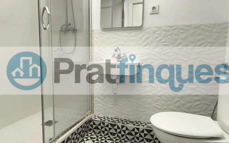 Ubicado en una de las zonas más dinámicas y emblemáticas de la Barcelona emprendedora, presentamos este despacho de&nbsp;44 m² totalmente reformado&nbsp;con un estándar de alta calidad. Situado en una finca singular con ascensor, el espacio combina la esencia arquitectónica del Eixample con una funcionalidad técnica impecable. Distribución y Diseño: La propiedad se divide en una elegante zona de recepción y un área office polivalente, que dan paso a&nbsp;dos despachos independientes. La privacidad está garantizada: uno de ellos cuenta con baño completo (plato de ducha de resina antideslizante),mientras que el segundo dispone de un práctico aseo de cortesía. Especificaciones Técnicas: Confort:&nbsp;Climatización mediante Split (A/A) y calefacción por radiadores cerámicos de bajo consumo. Acabados:&nbsp;Suelos de tarima flotante laminada y revestimientos a estrenar. Tecnología:&nbsp;Instalación eléctrica bajo normativa y sistema de redes ITC de alta conectividad, listo para operativa inmediata. Versatilidad y Ubicación: Un espacio idóneo para firmas de abogacía, consultorías, ingeniería o centros médicos especializados. Gracias a su configuración, permite también una transición hacia un&nbsp;concepto diáfano&nbsp;(estilo&nbsp;open space&nbsp;o&nbsp;call center). Rodeado de una red inmejorable de servicios y transporte público, este despacho es la sede perfecta para proyectar una imagen de éxito y profesionalidad. &nbsp; Desde Pratfinques, te realizamos todos los trámites de la compraventa y a la obtención de la financiación hipotecaria, liquidación de los impuestos y, inscripción registral. -&nbsp;&nbsp;&nbsp;&nbsp;&nbsp;&nbsp;&nbsp;&nbsp;&nbsp;&nbsp;&nbsp;&nbsp;&nbsp; El precio de venta del inmueble, no incluye impuestos ni tasas. (ITP y AJD) -&nbsp;&nbsp;&nbsp;&nbsp;&nbsp;&nbsp;&nbsp;&nbsp;&nbsp;&nbsp;&nbsp;&nbsp;&nbsp; La plusvalía (Impuesto sobre el Incremento de Valor de los Terrenos Urbanos) es a cargo del vendedor. -&nbsp;&nbsp;&nbsp;&nbsp;&nbsp;&nbsp;&nbsp;&nbsp;&nbsp;&nbsp;&nbsp;&nbsp;&nbsp; En Pratfinques, NO COBRAMOS LOS HONORARIOS AL COMPRADOR, están incluidos en el precio de venta publicado.