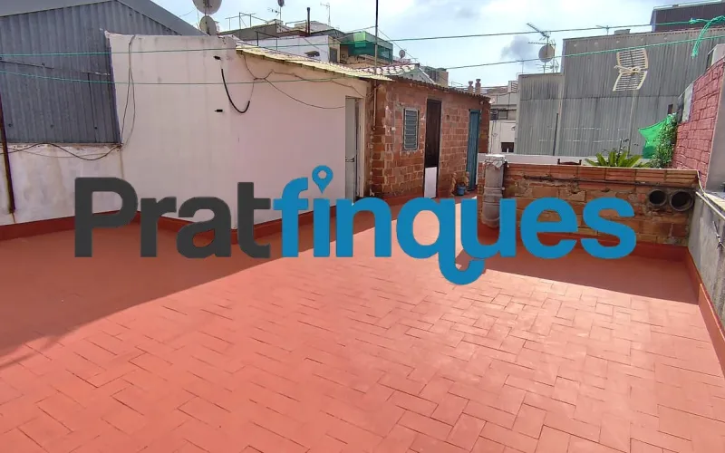 Presentamos esta magnífica vivienda lista para entrar a vivir, completamente reformada con un gusto exquisito y materiales de calidad. El inmueble destaca por su excelente distribución, luminosidad y el absoluto desahogo que ofrece su impresionante espacio exterior, convirtiéndolo en una pieza única en la zona. Características principales: Superficie óptima: 70 m² útiles distribuidos con la máxima eficiencia espacial. Zona de descanso: 3 amplios dormitorios, incluyendo una magnífica suite principal y dos habitaciones dobles adicionales. Baños modernos: 2 baños completos totalmente equipados con acabados contemporáneos. Cocina funcional: Espacio independiente y cómodo. Lavadero Interiorizado: un práctico lavadero interiorizado que maximiza el orden doméstico. Área de relax: Una agradable estancia acristalada que funciona como un balcón cubierto, ideal como rincón de lectura por su abundante luz natural y sosiego. Calidades y acabados premium: Aislamiento superior: Carpintería exterior oscilobatiente de aluminio con rotura de puente térmico y doble acristalamiento con cámara de aire, garantizando el máximo confort térmico y acústico. Elegancia interior: Suelos de parqué laminado de alta resistencia (AC5) y puertas de paso lacadas en blanco. Climatización: Sistema de calefacción integral mediante radiadores de gas natural. Un oasis exterior exclusivo: El verdadero elemento diferenciador de esta propiedad es su espectacular terraza privada de 61 m². Un espacio exterior idílico para disfrutar del clima mediterráneo, organizar cenas al aire libre o crear un jardín urbano. Además, cuenta con un valioso trastero de 5 m² integrado, la solución perfecta de almacenamiento para el día a día. Exclusividad y entorno de vida: Ubicada en una finca de solo dos vecinos, la privacidad y la tranquilidad están completamente garantizadas. El piso se emplaza en uno de los sectores residenciales más cotizados y demandados de la ciudad. Una zona que destaca por el equilibrio perfecto entre la paz de un entorno familiar y la comodidad urbana más absoluta. A escasos minutos a pie de la estación de metro L9 (Cèntric),la vivienda ofrece una conectividad impecable con el centro de Barcelona, el aeropuerto y redes de transporte (autobuses y taxis). El día a día aquí es un auténtico privilegio: dispondrá de una selecta oferta de restauración, comercios locales y servicios esenciales a pie de calle, sin renunciar a la calma de un vecindario residencial idílico. En Pratfinques le acompañamos de forma integral durante todo el proceso de compraventa. Nos encargamos de la gestión de su financiación hipotecaria, la liquidación de impuestos y la inscripción registral de la propiedad. Tenga en cuenta los siguientes puntos informativos: Transparencia en el precio: El importe de venta no incluye los impuestos y tasas asociados (ITP y AJD). Plusvalía: El Impuesto sobre el Incremento de Valor de los Terrenos de Naturaleza Urbana corre íntegramente a cargo de la parte vendedora. Información de transparencia al consumidor: Antes de hacer la visita, tu asesor personal te facilitará toda la información detallada y desglosada de estos costes para que compres con total tranquilidad.