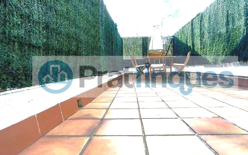 Un refugio de luz y armonía: El hogar donde tu familia florecerá ¿Buscas más que una casa? Te presentamos una propiedad con alma. Esta fantástica planta baja de 122 m² con una estància tipo estudio en segunda planta de 13 m² y terraza de 20m², no es solo un inmueble, es un escenario de bienestar donde la energía positiva se siente en cada rincón. Imagina las tardes de invierno al calor de su&nbsp;majestuosa chimenea, creando recuerdos imborrables con los tuyos en un salón que invita a la unión. Con&nbsp;4 amplias habitaciones&nbsp;(3 dobles y 1 sencilla y, 1 estudio en la 2ª planta),cada miembro de la familia encontrará su espacio de paz. La joya de la corona se encuentra en la planta superior: una estancia versátil de 13 m² que se abre a una&nbsp;terraza privada de 20m², el lugar perfecto para desayunos bajo el sol o noches de estrellas en total intimidad. ¿Sabes esa sensación de llegar a un lugar y sentir que 