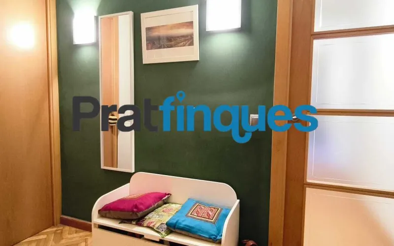 ¡Descubre tu nuevo hogar! Este encantador piso de 90 m² construidos (75 m² útiles) te ofrece la combinación perfecta de confort, espacio y una ubicación inmejorable. Situado en una cuarta planta con ascensor, destaca por su excelente distribución y su fantástica orientación oeste, ideal para disfrutar del sol de tarde. Características principales Zona de día: Salón-comedor de 16 m² con acceso directo a un agradable balcón de 8 m². Cocina independiente: Tipo office, muy espaciosa (14 m²) y con salida directa a galería/lavadero. Dormitorios: 3 habitaciones en total. Una suite principal de 12 m² y dos habitaciones individuales amplias. Baños: 1 baño completo de 4 piezas con bañera y 1 práctico aseo de cortesía. Climatización: Calefacción por radiadores de gas natural y aire acondicionado (splits) para un confort total todo el año. Ubicación y conectividad El inmueble se encuentra en una zona totalmente consolidada y excelentemente comunicada: A 8 minutos a pie de la parada de metro L9 (Cèntric). A 2 minutos de la parada de autobús Plaça Pau Casals (múltiples líneas). Servicios a pie de calle: Rodeado de comercios locales, restauración, colegios y entidades financieras. Condiciones y servicios de Pratfinques En Pratfinques te acompañamos en todo el proceso. Nos encargamos de todos los trámites de la compraventa: obtención de la financiación hipotecaria, liquidación de impuestos e inscripción registral. Sin honorarios de agencia para el comprador: Están totalmente incluidos en el precio de venta publicado. El precio de venta no incluye los impuestos ni tasas correspondientes a la parte compradora (ITP / AJD). La plusvalía municipal corre a cargo de la parte vendedora.