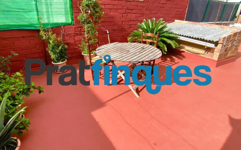 Presentamos esta magnífica vivienda lista para entrar a vivir, completamente reformada con un gusto exquisito y materiales de calidad. El inmueble destaca por su excelente distribución, luminosidad y el absoluto desahogo que ofrece su impresionante espacio exterior, convirtiéndolo en una pieza única en la zona. Características principales: Superficie óptima: 70 m² útiles distribuidos con la máxima eficiencia espacial. Zona de descanso: 3 amplios dormitorios, incluyendo una magnífica suite principal y dos habitaciones dobles adicionales. Baños modernos: 2 baños completos totalmente equipados con acabados contemporáneos. Cocina funcional: Espacio independiente y cómodo. Lavadero Interiorizado: un práctico lavadero interiorizado que maximiza el orden doméstico. Área de relax: Una agradable estancia acristalada que funciona como un balcón cubierto, ideal como rincón de lectura por su abundante luz natural y sosiego. Calidades y acabados premium: Aislamiento superior: Carpintería exterior oscilobatiente de aluminio con rotura de puente térmico y doble acristalamiento con cámara de aire, garantizando el máximo confort térmico y acústico. Elegancia interior: Suelos de parqué laminado de alta resistencia (AC5) y puertas de paso lacadas en blanco. Climatización: Sistema de calefacción integral mediante radiadores de gas natural. Un oasis exterior exclusivo: El verdadero elemento diferenciador de esta propiedad es su espectacular terraza privada de 61 m². Un espacio exterior idílico para disfrutar del clima mediterráneo, organizar cenas al aire libre o crear un jardín urbano. Además, cuenta con un valioso trastero de 5 m² integrado, la solución perfecta de almacenamiento para el día a día. Exclusividad y entorno de vida: Ubicada en una finca de solo dos vecinos, la privacidad y la tranquilidad están completamente garantizadas. El piso se emplaza en uno de los sectores residenciales más cotizados y demandados de la ciudad. Una zona que destaca por el equilibrio perfecto entre la paz de un entorno familiar y la comodidad urbana más absoluta. A escasos minutos a pie de la estación de metro L9 (Cèntric),la vivienda ofrece una conectividad impecable con el centro de Barcelona, el aeropuerto y redes de transporte (autobuses y taxis). El día a día aquí es un auténtico privilegio: dispondrá de una selecta oferta de restauración, comercios locales y servicios esenciales a pie de calle, sin renunciar a la calma de un vecindario residencial idílico. En Pratfinques le acompañamos de forma integral durante todo el proceso de compraventa. Nos encargamos de la gestión de su financiación hipotecaria, la liquidación de impuestos y la inscripción registral de la propiedad. Tenga en cuenta los siguientes puntos informativos: Transparencia en el precio: El importe de venta no incluye los impuestos y tasas asociados (ITP y AJD). Plusvalía: El Impuesto sobre el Incremento de Valor de los Terrenos de Naturaleza Urbana corre íntegramente a cargo de la parte vendedora. Información de transparencia al consumidor: Antes de hacer la visita, tu asesor personal te facilitará toda la información detallada y desglosada de estos costes para que compres con total tranquilidad.