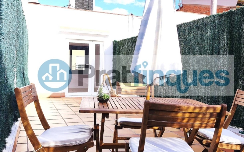 Un refugio de luz y armonía: El hogar donde tu familia florecerá ¿Buscas más que una casa? Te presentamos una propiedad con alma. Esta fantástica planta baja de 122 m² con una estància tipo estudio en segunda planta de 13 m² y terraza de 20m², no es solo un inmueble, es un escenario de bienestar donde la energía positiva se siente en cada rincón. Imagina las tardes de invierno al calor de su&nbsp;majestuosa chimenea, creando recuerdos imborrables con los tuyos en un salón que invita a la unión. Con&nbsp;4 amplias habitaciones&nbsp;(3 dobles y 1 sencilla y, 1 estudio en la 2ª planta),cada miembro de la familia encontrará su espacio de paz. La joya de la corona se encuentra en la planta superior: una estancia versátil de 13 m² que se abre a una&nbsp;terraza privada de 20m², el lugar perfecto para desayunos bajo el sol o noches de estrellas en total intimidad. ¿Sabes esa sensación de llegar a un lugar y sentir que 