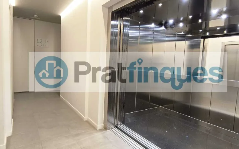 Exclusividad y sostenibilidad en una de las ubicaciones más codiciadas del área metropolitana. Le presentamos una pieza arquitectónica única situada en el corazón de&nbsp;Plaza Europa, el nuevo referente del urbanismo moderno en L'Hospitalet de Llobregat. Ubicada en una finca de&nbsp;obra nueva (2023),esta vivienda destaca por su privilegiada altura y su dominio visual, ofreciendo vistas despejadas que dotan a cada estancia de una personalidad inigualable. Espacios Diseñados para el Bienestar Con una superficie de 84 m² construidos, el hogar se distribuye con una elegancia funcional: Zona de Día:&nbsp;Un espectacular salón-comedor de 24 m², inundado de luz natural gracias a su&nbsp;orientación Este, con acceso directo a una&nbsp;terraza privada de 17 m², ideal para disfrutar de los amaneceres y el clima mediterráneo. Cocina Gourmet:&nbsp;Espacio independiente de 9 m² totalmente equipado con acabados de alta gama. Zona de Descanso:&nbsp;Suite principal de 13 m² con baño privado de diseño (plato de ducha de resina antideslizante) y dos habitaciones individuales luminosas y versátiles.Tecnología y Alta Eficiencia Energética Comprometida con el futuro, la vivienda cuenta con un sistema de&nbsp;aerotermia de última generación&nbsp;para la climatización (calefacción y aire acondicionado),garantizando un confort térmico óptimo con el mínimo impacto ambiental. Memoria de Calidades Premium Carpintería Exterior:&nbsp;Ventanas oscilobatientes con rotura de puente térmico y doble acristalamiento para un aislamiento acústico y térmico total. Carpintería Interior:&nbsp;Elegantes puertas lacadas en blanco, incluyendo sistemas correderos tipo&nbsp;Krona&nbsp;integrados en tabiquería para maximizar el espacio. Pavimentos:&nbsp;Suelo de tarima flotante laminada con efecto madera de máxima resistencia (calidad AC5).Servicios y Anexos Exclusivos La finca, libre de barreras arquitectónicas, dispone de tres ascensores (uno de gran capacidad). Además, se ofrece la posibilidad de completar esta propiedad con: Plaza de Parking XL (28.000 €):&nbsp;Con dimensiones excepcionales (5,25m x 3m),ideal para un vehículo de gran tamaño y una motocicleta de alta cilindrada. Trastero de Gran Capacidad (18.000 €):&nbsp;9 m² de almacenamiento adicional en el mismo edificio.Un hogar que no solo ofrece un lugar donde vivir, sino un estilo de vida basado en la exclusividad, la comodidad y la eficiencia. &nbsp; En Pratfinques le acompañamos de forma integral durante todo el proceso de compraventa. Nos encargamos de la gestión de su financiación hipotecaria, la liquidación de impuestos y la inscripción registral de la propiedad. &nbsp; Tenga en cuenta los siguientes puntos informativos: &nbsp; Transparencia en el precio: El importe de venta no incluye los impuestos y tasas asociados (ITP y AJD). Plusvalía: El Impuesto sobre el Incremento de Valor de los Terrenos de Naturaleza Urbana corre íntegramente a cargo de la parte vendedora. Sin costes adicionales: En Pratfinques no cobramos honorarios a la parte compradora; nuestros servicios ya están incluidos en el precio de venta publicado.&nbsp;