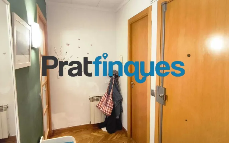 ¡Descubre tu nuevo hogar! Este encantador piso de 90 m² construidos (75 m² útiles) te ofrece la combinación perfecta de confort, espacio y una ubicación inmejorable. Situado en una cuarta planta con ascensor, destaca por su excelente distribución y su fantástica orientación oeste, ideal para disfrutar del sol de tarde. Características principales Zona de día: Salón-comedor de 16 m² con acceso directo a un agradable balcón de 8 m². Cocina independiente: Tipo office, muy espaciosa (14 m²) y con salida directa a galería/lavadero. Dormitorios: 3 habitaciones en total. Una suite principal de 12 m² y dos habitaciones individuales amplias. Baños: 1 baño completo de 4 piezas con bañera y 1 práctico aseo de cortesía. Climatización: Calefacción por radiadores de gas natural y aire acondicionado (splits) para un confort total todo el año. Ubicación y conectividad El inmueble se encuentra en una zona totalmente consolidada y excelentemente comunicada: A 8 minutos a pie de la parada de metro L9 (Cèntric). A 2 minutos de la parada de autobús Plaça Pau Casals (múltiples líneas). Servicios a pie de calle: Rodeado de comercios locales, restauración, colegios y entidades financieras. Condiciones y servicios de Pratfinques En Pratfinques te acompañamos en todo el proceso. Nos encargamos de todos los trámites de la compraventa: obtención de la financiación hipotecaria, liquidación de impuestos e inscripción registral. Sin honorarios de agencia para el comprador: Están totalmente incluidos en el precio de venta publicado. El precio de venta no incluye los impuestos ni tasas correspondientes a la parte compradora (ITP / AJD). La plusvalía municipal corre a cargo de la parte vendedora.
