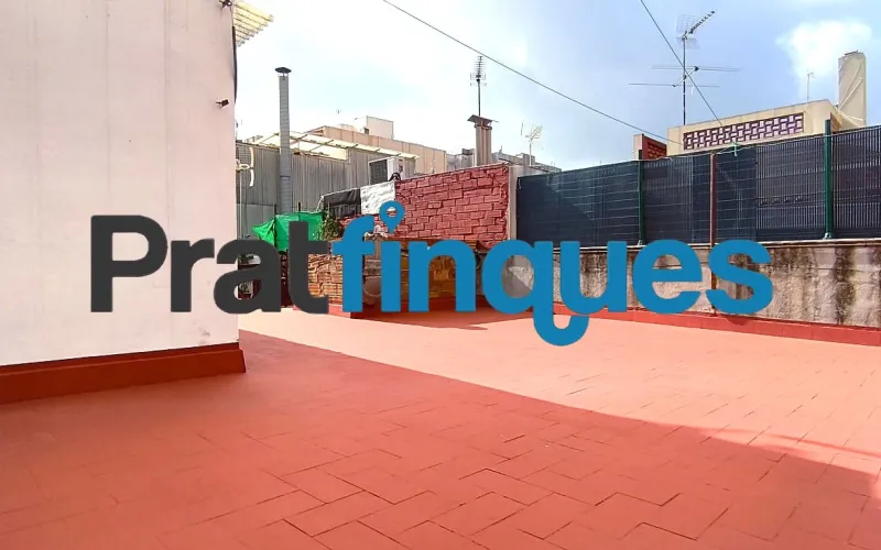 Presentamos esta magnífica vivienda lista para entrar a vivir, completamente reformada con un gusto exquisito y materiales de calidad. El inmueble destaca por su excelente distribución, luminosidad y el absoluto desahogo que ofrece su impresionante espacio exterior, convirtiéndolo en una pieza única en la zona. Características principales: Superficie óptima: 70 m² útiles distribuidos con la máxima eficiencia espacial. Zona de descanso: 3 amplios dormitorios, incluyendo una magnífica suite principal y dos habitaciones dobles adicionales. Baños modernos: 2 baños completos totalmente equipados con acabados contemporáneos. Cocina funcional: Espacio independiente y cómodo. Lavadero Interiorizado: un práctico lavadero interiorizado que maximiza el orden doméstico. Área de relax: Una agradable estancia acristalada que funciona como un balcón cubierto, ideal como rincón de lectura por su abundante luz natural y sosiego. Calidades y acabados premium: Aislamiento superior: Carpintería exterior oscilobatiente de aluminio con rotura de puente térmico y doble acristalamiento con cámara de aire, garantizando el máximo confort térmico y acústico. Elegancia interior: Suelos de parqué laminado de alta resistencia (AC5) y puertas de paso lacadas en blanco. Climatización: Sistema de calefacción integral mediante radiadores de gas natural. Un oasis exterior exclusivo: El verdadero elemento diferenciador de esta propiedad es su espectacular terraza privada de 61 m². Un espacio exterior idílico para disfrutar del clima mediterráneo, organizar cenas al aire libre o crear un jardín urbano. Además, cuenta con un valioso trastero de 5 m² integrado, la solución perfecta de almacenamiento para el día a día. Exclusividad y entorno de vida: Ubicada en una finca de solo dos vecinos, la privacidad y la tranquilidad están completamente garantizadas. El piso se emplaza en uno de los sectores residenciales más cotizados y demandados de la ciudad. Una zona que destaca por el equilibrio perfecto entre la paz de un entorno familiar y la comodidad urbana más absoluta. A escasos minutos a pie de la estación de metro L9 (Cèntric),la vivienda ofrece una conectividad impecable con el centro de Barcelona, el aeropuerto y redes de transporte (autobuses y taxis). El día a día aquí es un auténtico privilegio: dispondrá de una selecta oferta de restauración, comercios locales y servicios esenciales a pie de calle, sin renunciar a la calma de un vecindario residencial idílico. En Pratfinques le acompañamos de forma integral durante todo el proceso de compraventa. Nos encargamos de la gestión de su financiación hipotecaria, la liquidación de impuestos y la inscripción registral de la propiedad. Tenga en cuenta los siguientes puntos informativos: Transparencia en el precio: El importe de venta no incluye los impuestos y tasas asociados (ITP y AJD). Plusvalía: El Impuesto sobre el Incremento de Valor de los Terrenos de Naturaleza Urbana corre íntegramente a cargo de la parte vendedora. Información de transparencia al consumidor: Antes de hacer la visita, tu asesor personal te facilitará toda la información detallada y desglosada de estos costes para que compres con total tranquilidad.