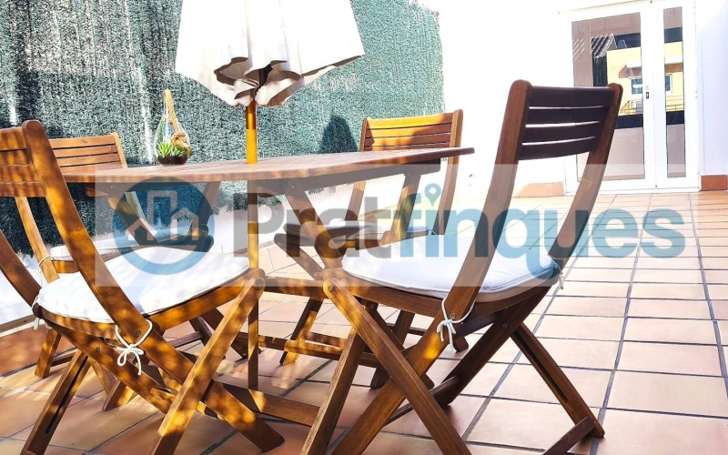 Un refugio de luz y armonía: El hogar donde tu familia florecerá ¿Buscas más que una casa? Te presentamos una propiedad con alma. Esta fantástica planta baja de 122 m² con una estància tipo estudio en segunda planta de 13 m² y terraza de 20m², no es solo un inmueble, es un escenario de bienestar donde la energía positiva se siente en cada rincón. Imagina las tardes de invierno al calor de su&nbsp;majestuosa chimenea, creando recuerdos imborrables con los tuyos en un salón que invita a la unión. Con&nbsp;4 amplias habitaciones&nbsp;(3 dobles y 1 sencilla y, 1 estudio en la 2ª planta),cada miembro de la familia encontrará su espacio de paz. La joya de la corona se encuentra en la planta superior: una estancia versátil de 13 m² que se abre a una&nbsp;terraza privada de 20m², el lugar perfecto para desayunos bajo el sol o noches de estrellas en total intimidad. ¿Sabes esa sensación de llegar a un lugar y sentir que 