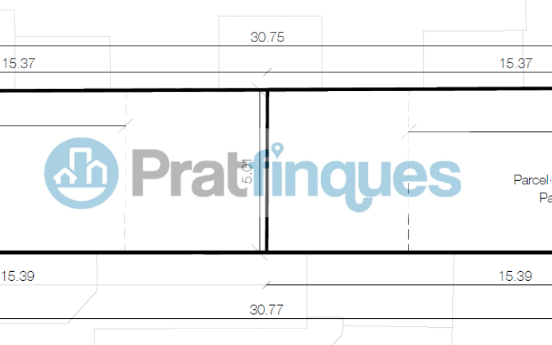 ¿Buscas un lienzo en blanco para diseñar una vida a tu medida o una inversión con posibilidades infinitas? Te presentamos una oportunidad única en la zona más auténtica de la ciudad. No es solo una casa; es la posibilidad de materializar ese proyecto que tienes en mente, combinando el encanto histórico con la modernidad absoluta. El espacio que siempre imaginaste Ubicada en una generosa parcela de&nbsp;155 m²&nbsp;(5 m de fachada por 31 m de fondo),esta propiedad destaca por su&nbsp;espectacular patio central, un pulmón de aire y luz que se convertirá en el alma de tu futuro hogar. Actualmente, la vivienda cuenta con&nbsp;164 m² construidos&nbsp;llenos de potencial: Planta Baja (86 m²):&nbsp;El espacio perfecto para una zona de día diáfana con vistas al jardín. Planta Primera (65 m²):&nbsp;Actualmente distribuida con recibidor, cocina, baño y un salón con salida a una&nbsp;terraza con orientación sur, garantizando sol durante todo el día. Planta Superior:&nbsp;Tres amplias estancias ideales para dormitorios dobles o suites de ensueño.¿Por qué esta propiedad es especial? Lo que hoy requiere una reforma integral, mañana será la casa más envidiada del barrio. Tienes flexibilidad total para diseñar: ✅ Un&nbsp;jardín privado con piscina&nbsp;y zona de barbacoa. ✅ Tu propio&nbsp;garaje privado&nbsp;en el centro. ✅ De 3 a 5 habitaciones según tus necesidades. Oportunidad para Inversores ????️ La normativa de la parcela es excepcional, permitiendo incluso la&nbsp;construcción de dos viviendas independientes: Un edificio de planta baja + 2 alturas + bajo cubierta. Un segundo edificio de planta baja + altura + bajo cubierta (ideal como estudio independiente, loft de invitados o garaje de gran capacidad).No te limites a leerlo: ven a sentirlo.&nbsp;Las dimensiones y la luz de este inmueble solo se aprecian de verdad al cruzar su puerta. Te acompañaremos en todo el proceso para ayudarte a visualizar y proyectar la casa que siempre quisiste. ¡Contáctanos hoy mismo y agenda tu visita! Tu futuro empieza aquí. &nbsp; En Pratfinques le acompañamos de forma integral durante todo el proceso de compraventa. Nos encargamos de la gestión de su financiación hipotecaria, la liquidación de impuestos y la inscripción registral de la propiedad. &nbsp; Tenga en cuenta los siguientes puntos informativos: &nbsp; Transparencia en el precio: El importe de venta no incluye los impuestos y tasas asociados (ITP y AJD). Plusvalía: El Impuesto sobre el Incremento de Valor de los Terrenos de Naturaleza Urbana corre íntegramente a cargo de la parte vendedora. Sin costes adicionales: En Pratfinques no cobramos honorarios a la parte compradora; nuestros servicios ya están incluidos en el precio de venta publicado.&nbsp;