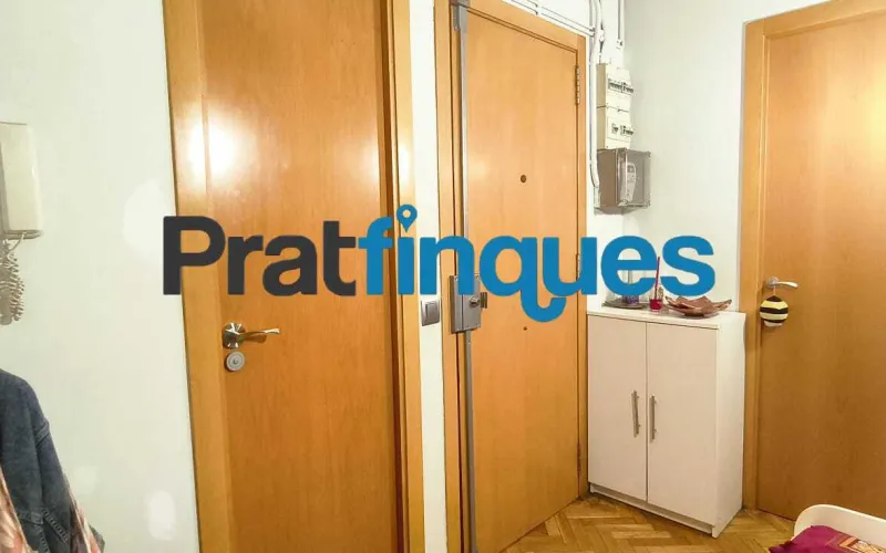 ¡Descubre tu nuevo hogar! Este encantador piso de 90 m² construidos (75 m² útiles) te ofrece la combinación perfecta de confort, espacio y una ubicación inmejorable. Situado en una cuarta planta con ascensor, destaca por su excelente distribución y su fantástica orientación oeste, ideal para disfrutar del sol de tarde. Características principales Zona de día: Salón-comedor de 16 m² con acceso directo a un agradable balcón de 8 m². Cocina independiente: Tipo office, muy espaciosa (14 m²) y con salida directa a galería/lavadero. Dormitorios: 3 habitaciones en total. Una suite principal de 12 m² y dos habitaciones individuales amplias. Baños: 1 baño completo de 4 piezas con bañera y 1 práctico aseo de cortesía. Climatización: Calefacción por radiadores de gas natural y aire acondicionado (splits) para un confort total todo el año. Ubicación y conectividad El inmueble se encuentra en una zona totalmente consolidada y excelentemente comunicada: A 8 minutos a pie de la parada de metro L9 (Cèntric). A 2 minutos de la parada de autobús Plaça Pau Casals (múltiples líneas). Servicios a pie de calle: Rodeado de comercios locales, restauración, colegios y entidades financieras. Condiciones y servicios de Pratfinques En Pratfinques te acompañamos en todo el proceso. Nos encargamos de todos los trámites de la compraventa: obtención de la financiación hipotecaria, liquidación de impuestos e inscripción registral. Sin honorarios de agencia para el comprador: Están totalmente incluidos en el precio de venta publicado. El precio de venta no incluye los impuestos ni tasas correspondientes a la parte compradora (ITP / AJD). La plusvalía municipal corre a cargo de la parte vendedora.