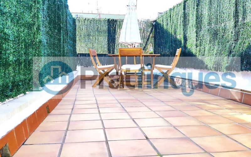 Un refugio de luz y armonía: El hogar donde tu familia florecerá ¿Buscas más que una casa? Te presentamos una propiedad con alma. Esta fantástica planta baja de 122 m² con una estància tipo estudio en segunda planta de 13 m² y terraza de 20m², no es solo un inmueble, es un escenario de bienestar donde la energía positiva se siente en cada rincón. Imagina las tardes de invierno al calor de su&nbsp;majestuosa chimenea, creando recuerdos imborrables con los tuyos en un salón que invita a la unión. Con&nbsp;4 amplias habitaciones&nbsp;(3 dobles y 1 sencilla y, 1 estudio en la 2ª planta),cada miembro de la familia encontrará su espacio de paz. La joya de la corona se encuentra en la planta superior: una estancia versátil de 13 m² que se abre a una&nbsp;terraza privada de 20m², el lugar perfecto para desayunos bajo el sol o noches de estrellas en total intimidad. ¿Sabes esa sensación de llegar a un lugar y sentir que 