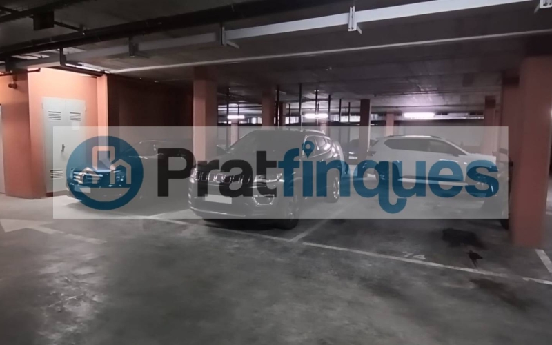 ¡Descubre tu nuevo hogar en El Prat! Te presentamos este espectacular piso de obra seminueva (2013),completamente exterior y lleno de luz natural. Con una superficie útil de 84 m² y 97 m² construidos, este inmueble ofrece un espacio ideal para disfrutar de la comodidad y el estilo. La vivienda cuenta con 3 habitaciones, incluyendo una elegante suite de 12 m² con baño completo (plato de ducha),además de 2 acogedoras habitaciones individuales de 8 m² cada una. El amplio salón-comedor de 22 m² y la cocina independiente de 9 m² son perfectos para compartir momentos inolvidables, ambos con acceso directo a un encantador balcón de 7 m². Disfruta de acabados de calidad, como ventanas de aluminio con rotura de puente térmico y doble cristal, suelos de parqué laminado AC5 en roble y puertas de haya vaporizada. La calefacción de gas natural y el aire acondicionado por splits garantizan tu confort en cualquier época del año. Además, este piso incluye una plaza de parking para coche mediano-grande y moto, así como 2 plazas para bicicletas en una jaula cerrada con llave. La finca cuenta con ascensor, brindando mayor comodidad en tu día a día. Ubicado en una de las zonas más destacadas de El Prat, disfrutarás de un entorno tranquilo, pero a solo unos pasos de Plaza Catalunya. Con fácil acceso a la estación de metro L9 (Cèntric) que te lleva al Aeropuerto y paradas de bus L20 y PR5, la ubicación es inmejorable. ¡No dejes pasar esta oportunidad! Ven a visitar tu futuro hogar y enamórate de cada rincón. ¡Te esperamos! Vivienda de Protección Oficial (VPO) NOTA: De interés para posibles compradores. - Los obtantes a la adquisición y compra del inmuebe, deben estar inscritos en el Registro de l’Agència de l’Habitatge de Catalunya con Protección Oficial. - Deberán destinar el bien como domicilio habitual y permanente. - Que un adquiriente NO supere ingresos anuales de 69.759€ - Para dos adquirientes (compradores) NO superar ingresos anuales de 71.916€  Desde Pratfinques, te realizamos todos los trámites de la compraventa y a la obtención de la financiación hipotecaria, liquidación de los impuestos y, inscripción registral. -              El precio de venta del inmueble, no incluye impuestos ni tasas. (ITPAJD) -              La plusvalía (Impuesto sobre el Incremento de Valor de los Terrenos Urbanos) es a cargo del vendedor. -              En Pratfinques, NO COBRAMOS LOS HONORARIOS AL COMPRADOR, están incluidos en el precio de venta publicado.