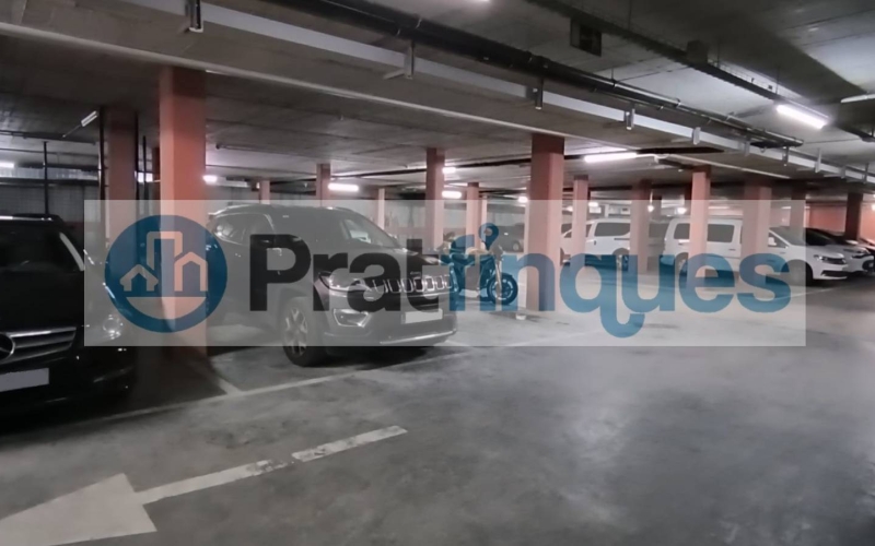 ¡Descubre tu nuevo hogar en El Prat! Te presentamos este espectacular piso de obra seminueva (2013),completamente exterior y lleno de luz natural. Con una superficie útil de 84 m² y 97 m² construidos, este inmueble ofrece un espacio ideal para disfrutar de la comodidad y el estilo. La vivienda cuenta con 3 habitaciones, incluyendo una elegante suite de 12 m² con baño completo (plato de ducha),además de 2 acogedoras habitaciones individuales de 8 m² cada una. El amplio salón-comedor de 22 m² y la cocina independiente de 9 m² son perfectos para compartir momentos inolvidables, ambos con acceso directo a un encantador balcón de 7 m². Disfruta de acabados de calidad, como ventanas de aluminio con rotura de puente térmico y doble cristal, suelos de parqué laminado AC5 en roble y puertas de haya vaporizada. La calefacción de gas natural y el aire acondicionado por splits garantizan tu confort en cualquier época del año. Además, este piso incluye una plaza de parking para coche mediano-grande y moto, así como 2 plazas para bicicletas en una jaula cerrada con llave. La finca cuenta con ascensor, brindando mayor comodidad en tu día a día. Ubicado en una de las zonas más destacadas de El Prat, disfrutarás de un entorno tranquilo, pero a solo unos pasos de Plaza Catalunya. Con fácil acceso a la estación de metro L9 (Cèntric) que te lleva al Aeropuerto y paradas de bus L20 y PR5, la ubicación es inmejorable. ¡No dejes pasar esta oportunidad! Ven a visitar tu futuro hogar y enamórate de cada rincón. ¡Te esperamos! Vivienda de Protección Oficial (VPO) NOTA: De interés para posibles compradores. - Los obtantes a la adquisición y compra del inmuebe, deben estar inscritos en el Registro de l’Agència de l’Habitatge de Catalunya con Protección Oficial. - Deberán destinar el bien como domicilio habitual y permanente. - Que un adquiriente NO supere ingresos anuales de 69.759€ - Para dos adquirientes (compradores) NO superar ingresos anuales de 71.916€  Desde Pratfinques, te realizamos todos los trámites de la compraventa y a la obtención de la financiación hipotecaria, liquidación de los impuestos y, inscripción registral. -              El precio de venta del inmueble, no incluye impuestos ni tasas. (ITPAJD) -              La plusvalía (Impuesto sobre el Incremento de Valor de los Terrenos Urbanos) es a cargo del vendedor. -              En Pratfinques, NO COBRAMOS LOS HONORARIOS AL COMPRADOR, están incluidos en el precio de venta publicado.