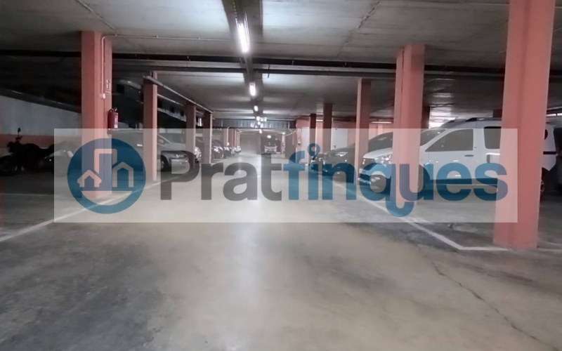 ¡Descubre tu nuevo hogar en El Prat! Te presentamos este espectacular piso de obra seminueva (2013),completamente exterior y lleno de luz natural. Con una superficie útil de 84 m² y 97 m² construidos, este inmueble ofrece un espacio ideal para disfrutar de la comodidad y el estilo. La vivienda cuenta con 3 habitaciones, incluyendo una elegante suite de 12 m² con baño completo (plato de ducha),además de 2 acogedoras habitaciones individuales de 8 m² cada una. El amplio salón-comedor de 22 m² y la cocina independiente de 9 m² son perfectos para compartir momentos inolvidables, ambos con acceso directo a un encantador balcón de 7 m². Disfruta de acabados de calidad, como ventanas de aluminio con rotura de puente térmico y doble cristal, suelos de parqué laminado AC5 en roble y puertas de haya vaporizada. La calefacción de gas natural y el aire acondicionado por splits garantizan tu confort en cualquier época del año. Además, este piso incluye una plaza de parking para coche mediano-grande y moto, así como 2 plazas para bicicletas en una jaula cerrada con llave. La finca cuenta con ascensor, brindando mayor comodidad en tu día a día. Ubicado en una de las zonas más destacadas de El Prat, disfrutarás de un entorno tranquilo, pero a solo unos pasos de Plaza Catalunya. Con fácil acceso a la estación de metro L9 (Cèntric) que te lleva al Aeropuerto y paradas de bus L20 y PR5, la ubicación es inmejorable. ¡No dejes pasar esta oportunidad! Ven a visitar tu futuro hogar y enamórate de cada rincón. ¡Te esperamos! Vivienda de Protección Oficial (VPO) NOTA: De interés para posibles compradores. - Los obtantes a la adquisición y compra del inmuebe, deben estar inscritos en el Registro de l’Agència de l’Habitatge de Catalunya con Protección Oficial. - Deberán destinar el bien como domicilio habitual y permanente. - Que un adquiriente NO supere ingresos anuales de 69.759€ - Para dos adquirientes (compradores) NO superar ingresos anuales de 71.916€  Desde Pratfinques, te realizamos todos los trámites de la compraventa y a la obtención de la financiación hipotecaria, liquidación de los impuestos y, inscripción registral. -              El precio de venta del inmueble, no incluye impuestos ni tasas. (ITPAJD) -              La plusvalía (Impuesto sobre el Incremento de Valor de los Terrenos Urbanos) es a cargo del vendedor. -              En Pratfinques, NO COBRAMOS LOS HONORARIOS AL COMPRADOR, están incluidos en el precio de venta publicado.