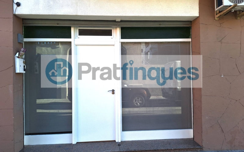 Descobreix aquest espectacular local a peu de carrer, ideal per a emprenedors que busquen un espai totalment reformat i llest per a funcionar! Amb 74 m² construïts, aquest local compta amb una distribució intel·ligent que inclou una àmplia sala diàfana, perfecta per a rebre a clients o realitzar activitats comercials. A més, disposa de dos despatxos independents que brinden privacitat per a consultes o reunions. La instal·lació elèctrica és nova i compleix amb totes les normatives vigents, assegurant un ambient segur i eficient. El bany ha estat reformat i compta amb un plat de dutxa, la qual cosa afegeix comoditat a l'espai. La climatització està garantida gràcies a l'aire condicionat i la calefacció, creant un entorn agradable durant tot l'any. Els sòls de parquet aporten un toc elegant i acollidor, mentre que les persianes motoritzades ofereixen comoditat i seguretat. Amb 3 metres lineals de façana i dos aparadors, aquest local té una excel·lent visibilitat que atraurà a potencials clients. Situat en una zona estratègica, aquest espai és perfecte per a despatxos, consultes o qualsevol tipus de negoci que busqui destacar. No perdis l'oportunitat d'adquirir aquest local en una ubicació privilegiada! Des de Pratfinques, et realitzem tots els tràmits de la compravenda i a l'obtenció del finançament hipotecari, liquidació dels impostos i, inscripció registral - El preu de venda de l'immoble, no inclou impostos ni taxes. (ITP i AJD) - La plusvàlua (Impost sobre l'Increment de Valor dels Terrenys Urbans) és a càrrec del venedor. - En Pratfinques, NO COBREM ELS HONORARIS AL COMPRADOR, estan inclosos en el preu de venda publicat.