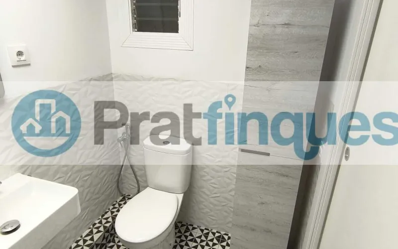 Ubicado en una de las zonas más dinámicas y emblemáticas de la Barcelona emprendedora, presentamos este despacho de&nbsp;44 m² totalmente reformado&nbsp;con un estándar de alta calidad. Situado en una finca singular con ascensor, el espacio combina la esencia arquitectónica del Eixample con una funcionalidad técnica impecable. Distribución y Diseño: La propiedad se divide en una elegante zona de recepción y un área office polivalente, que dan paso a&nbsp;dos despachos independientes. La privacidad está garantizada: uno de ellos cuenta con baño completo (plato de ducha de resina antideslizante),mientras que el segundo dispone de un práctico aseo de cortesía. Especificaciones Técnicas: Confort:&nbsp;Climatización mediante Split (A/A) y calefacción por radiadores cerámicos de bajo consumo. Acabados:&nbsp;Suelos de tarima flotante laminada y revestimientos a estrenar. Tecnología:&nbsp;Instalación eléctrica bajo normativa y sistema de redes ITC de alta conectividad, listo para operativa inmediata. Versatilidad y Ubicación: Un espacio idóneo para firmas de abogacía, consultorías, ingeniería o centros médicos especializados. Gracias a su configuración, permite también una transición hacia un&nbsp;concepto diáfano&nbsp;(estilo&nbsp;open space&nbsp;o&nbsp;call center). Rodeado de una red inmejorable de servicios y transporte público, este despacho es la sede perfecta para proyectar una imagen de éxito y profesionalidad. &nbsp; Desde Pratfinques, te realizamos todos los trámites de la compraventa y a la obtención de la financiación hipotecaria, liquidación de los impuestos y, inscripción registral. -&nbsp;&nbsp;&nbsp;&nbsp;&nbsp;&nbsp;&nbsp;&nbsp;&nbsp;&nbsp;&nbsp;&nbsp;&nbsp; El precio de venta del inmueble, no incluye impuestos ni tasas. (ITP y AJD) -&nbsp;&nbsp;&nbsp;&nbsp;&nbsp;&nbsp;&nbsp;&nbsp;&nbsp;&nbsp;&nbsp;&nbsp;&nbsp; La plusvalía (Impuesto sobre el Incremento de Valor de los Terrenos Urbanos) es a cargo del vendedor. -&nbsp;&nbsp;&nbsp;&nbsp;&nbsp;&nbsp;&nbsp;&nbsp;&nbsp;&nbsp;&nbsp;&nbsp;&nbsp; En Pratfinques, NO COBRAMOS LOS HONORARIOS AL COMPRADOR, están incluidos en el precio de venta publicado.